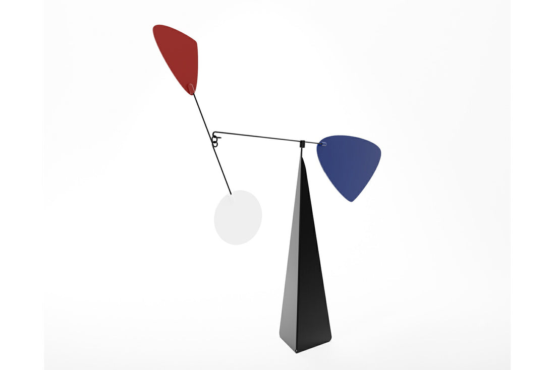 Volta Mobiles（ヴォルタ・モビール）は、2015年にフランス・パリで誕生したアートモビール専門ブランドです。ミッドセンチュリーの芸術や建築からインスピレーションを受けたデザインは、シンプルでありながら空間に躍動感と詩的な美しさをもたらします。ブランド創設後、アトリエはスペイン・バルセロナへと移り、すべての製品が職人の手作業で製造されています。熟練した職人の手によりひとつひとつ丁寧に組み立てられ、軽量なアルミニウムやスチールなどの高品質素材を使用。カラーリングも美しく、リビングや寝室、子供部屋、オフィスなど、幅広いインテリアに調和します。アートとしての価値と機能美を兼ね備えたVoltaのモビールは、北欧インテリアやナチュラルモダンを好む方におすすめのデザイン雑貨です。おしゃれな空間演出やギフトにも最適な逸品で、おしゃれなインテリア雑貨として、また贈り物や新築祝いにも人気の高いプロダクトです。