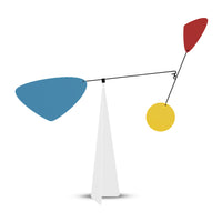 Volta Mobiles（ヴォルタ・モビール）は、2015年にフランス・パリで誕生したアートモビール専門ブランドです。ミッドセンチュリーの芸術や建築からインスピレーションを受けたデザインは、シンプルでありながら空間に躍動感と詩的な美しさをもたらします。ブランド創設後、アトリエはスペイン・バルセロナへと移り、すべての製品が職人の手作業で製造されています。熟練した職人の手によりひとつひとつ丁寧に組み立てられ、軽量なアルミニウムやスチールなどの高品質素材を使用。カラーリングも美しく、リビングや寝室、子供部屋、オフィスなど、幅広いインテリアに調和します。アートとしての価値と機能美を兼ね備えたVoltaのモビールは、北欧インテリアやナチュラルモダンを好む方におすすめのデザイン雑貨です。おしゃれな空間演出やギフトにも最適な逸品で、おしゃれなインテリア雑貨として、また贈り物や新築祝いにも人気の高いプロダクトです。