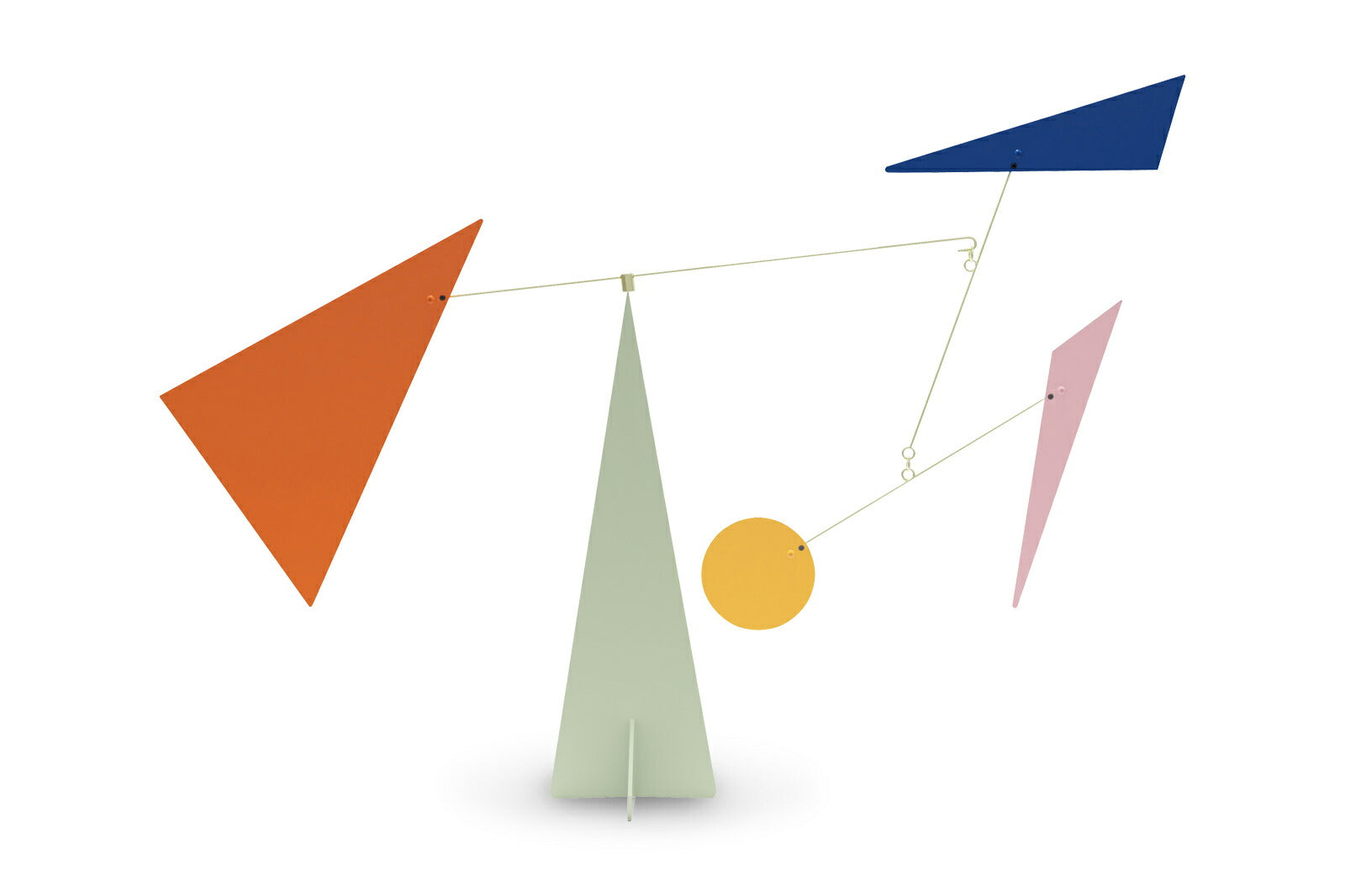 Volta Mobiles（ヴォルタ・モビール）は、2015年にフランス・パリで誕生したアートモビール専門ブランドです。ミッドセンチュリーの芸術や建築からインスピレーションを受けたデザインは、シンプルでありながら空間に躍動感と詩的な美しさをもたらします。ブランド創設後、アトリエはスペイン・バルセロナへと移り、すべての製品が職人の手作業で製造されています。熟練した職人の手によりひとつひとつ丁寧に組み立てられ、軽量なアルミニウムやスチールなどの高品質素材を使用。カラーリングも美しく、リビングや寝室、子供部屋、オフィスなど、幅広いインテリアに調和します。アートとしての価値と機能美を兼ね備えたVoltaのモビールは、北欧インテリアやナチュラルモダンを好む方におすすめのデザイン雑貨です。おしゃれな空間演出やギフトにも最適な逸品で、おしゃれなインテリア雑貨として、また贈り物や新築祝いにも人気の高いプロダクトです。