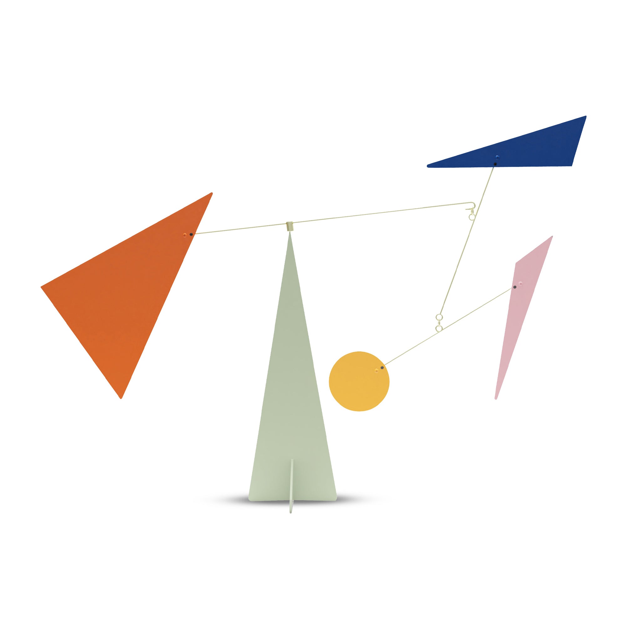 Volta Mobiles（ヴォルタ・モビール）は、2015年にフランス・パリで誕生したアートモビール専門ブランドです。ミッドセンチュリーの芸術や建築からインスピレーションを受けたデザインは、シンプルでありながら空間に躍動感と詩的な美しさをもたらします。ブランド創設後、アトリエはスペイン・バルセロナへと移り、すべての製品が職人の手作業で製造されています。熟練した職人の手によりひとつひとつ丁寧に組み立てられ、軽量なアルミニウムやスチールなどの高品質素材を使用。カラーリングも美しく、リビングや寝室、子供部屋、オフィスなど、幅広いインテリアに調和します。アートとしての価値と機能美を兼ね備えたVoltaのモビールは、北欧インテリアやナチュラルモダンを好む方におすすめのデザイン雑貨です。おしゃれな空間演出やギフトにも最適な逸品で、おしゃれなインテリア雑貨として、また贈り物や新築祝いにも人気の高いプロダクトです。