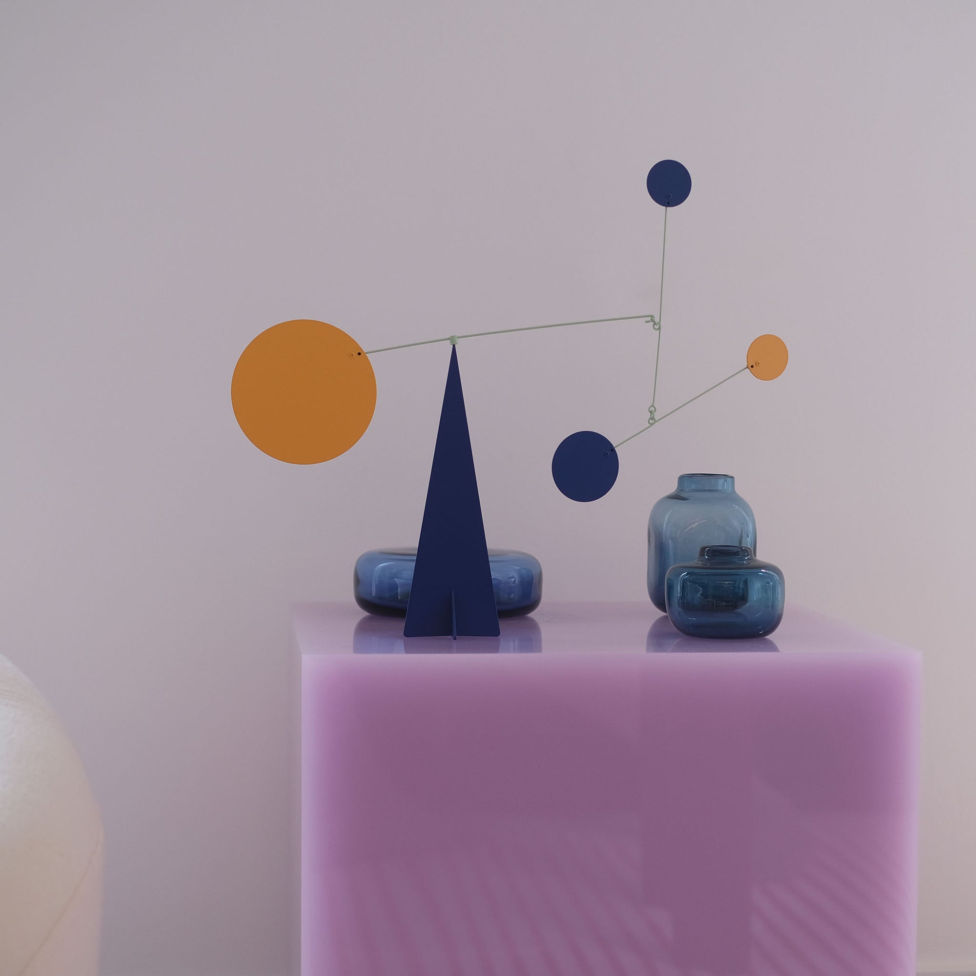 Volta Mobiles（ヴォルタ・モビール）は、2015年にフランス・パリで誕生したアートモビール専門ブランドです。ミッドセンチュリーの芸術や建築からインスピレーションを受けたデザインは、シンプルでありながら空間に躍動感と詩的な美しさをもたらします。ブランド創設後、アトリエはスペイン・バルセロナへと移り、すべての製品が職人の手作業で製造されています。熟練した職人の手によりひとつひとつ丁寧に組み立てられ、軽量なアルミニウムやスチールなどの高品質素材を使用。カラーリングも美しく、リビングや寝室、子供部屋、オフィスなど、幅広いインテリアに調和します。アートとしての価値と機能美を兼ね備えたVoltaのモビールは、北欧インテリアやナチュラルモダンを好む方におすすめのデザイン雑貨です。おしゃれな空間演出やギフトにも最適な逸品で、おしゃれなインテリア雑貨として、また贈り物や新築祝いにも人気の高いプロダクトです。