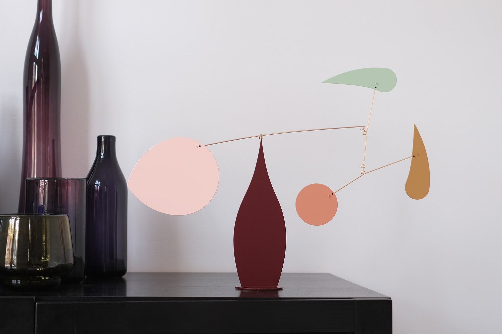 Volta Mobiles（ヴォルタ・モビール）は、2015年にフランス・パリで誕生したアートモビール専門ブランドです。ミッドセンチュリーの芸術や建築からインスピレーションを受けたデザインは、シンプルでありながら空間に躍動感と詩的な美しさをもたらします。ブランド創設後、アトリエはスペイン・バルセロナへと移り、すべての製品が職人の手作業で製造されています。熟練した職人の手によりひとつひとつ丁寧に組み立てられ、軽量なアルミニウムやスチールなどの高品質素材を使用。カラーリングも美しく、リビングや寝室、子供部屋、オフィスなど、幅広いインテリアに調和します。アートとしての価値と機能美を兼ね備えたVoltaのモビールは、北欧インテリアやナチュラルモダンを好む方におすすめのデザイン雑貨です。おしゃれな空間演出やギフトにも最適な逸品で、おしゃれなインテリア雑貨として、また贈り物や新築祝いにも人気の高いプロダクトです。