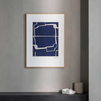 Alium（アリウム）は、デンマーク・コペンハーゲン発のアートとインテリアの融合を目指すポスターブランドかつギャラリーです。2010年代半ばにThe Poster Club創業者トーマスニッセン氏らによって設立され、歴史あるフレデリクスベルク市庁舎横の建物を拠点に、限定アート作品とオブジェを展示・販売しています。カラーや構図にこだわったポスターは、北欧的なスローライフや自然美を背景としつつ、無機質でミニマルな空間にも調和します。クラフトマンシップとデザイン性を重視し、アーティストとの協働によるオリジナリティ溢れる作品を通じて、「暮らしを美と創造性で豊かにする」姿勢を訴求しています。ギャラリーでは巡回展やアートイベントを定期開催し、既成のインテリア領域に留まらない文化的な体験の場を提供。ポスターという商材を媒介にしながらも、生活空間とアート空間の垣根を解き、個々の感性に触発を与えることをミッションとしています。