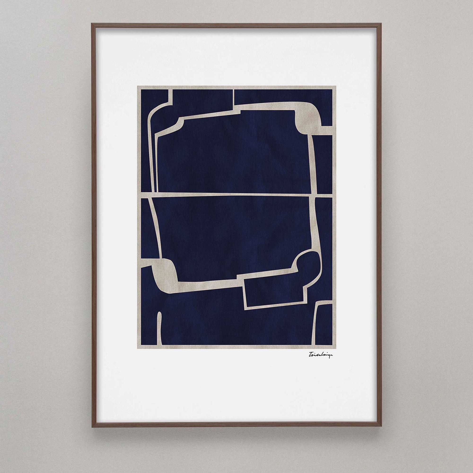 Alium（アリウム）は、デンマーク・コペンハーゲン発のアートとインテリアの融合を目指すポスターブランドかつギャラリーです。2010年代半ばにThe Poster Club創業者トーマスニッセン氏らによって設立され、歴史あるフレデリクスベルク市庁舎横の建物を拠点に、限定アート作品とオブジェを展示・販売しています。カラーや構図にこだわったポスターは、北欧的なスローライフや自然美を背景としつつ、無機質でミニマルな空間にも調和します。クラフトマンシップとデザイン性を重視し、アーティストとの協働によるオリジナリティ溢れる作品を通じて、「暮らしを美と創造性で豊かにする」姿勢を訴求しています。ギャラリーでは巡回展やアートイベントを定期開催し、既成のインテリア領域に留まらない文化的な体験の場を提供。ポスターという商材を媒介にしながらも、生活空間とアート空間の垣根を解き、個々の感性に触発を与えることをミッションとしています。