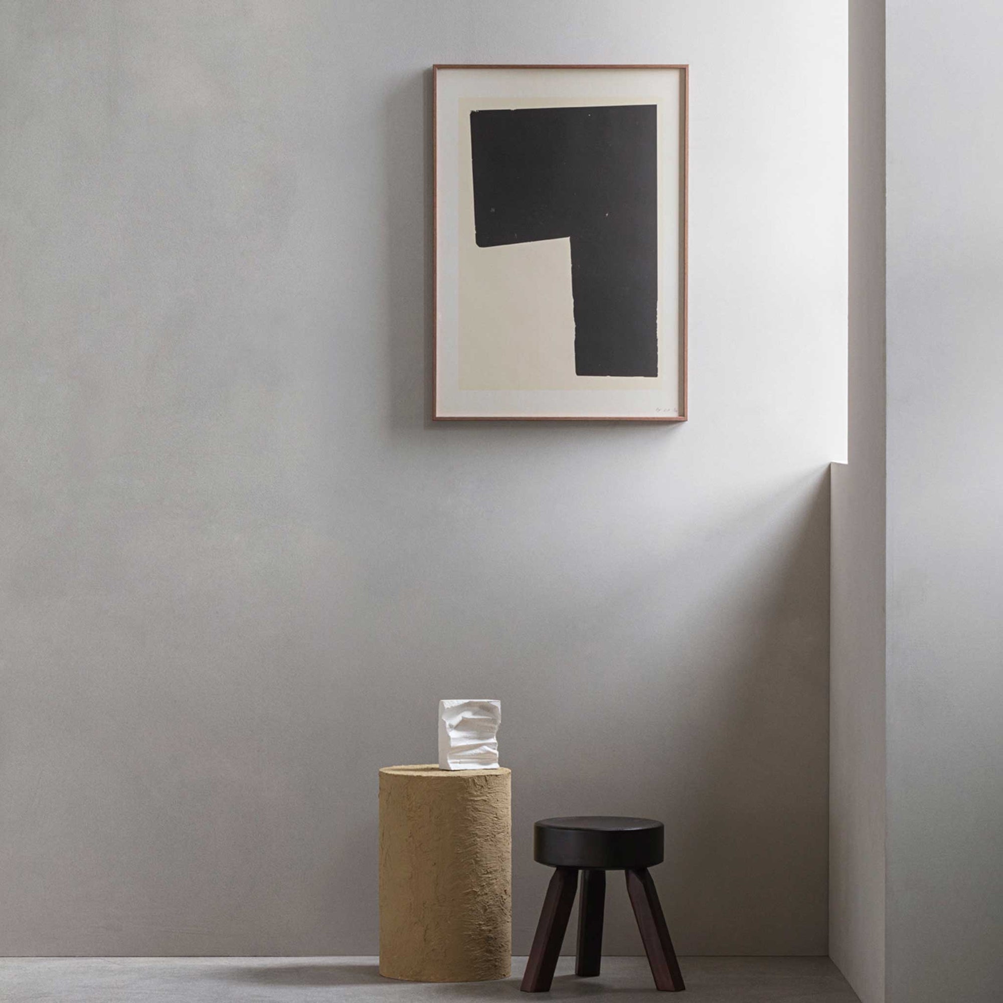 Alium（アリウム）は、デンマーク・コペンハーゲン発のアートとインテリアの融合を目指すポスターブランドかつギャラリーです。2010年代半ばにThe Poster Club創業者トーマスニッセン氏らによって設立され、歴史あるフレデリクスベルク市庁舎横の建物を拠点に、限定アート作品とオブジェを展示・販売しています。カラーや構図にこだわったポスターは、北欧的なスローライフや自然美を背景としつつ、無機質でミニマルな空間にも調和します。クラフトマンシップとデザイン性を重視し、アーティストとの協働によるオリジナリティ溢れる作品を通じて、「暮らしを美と創造性で豊かにする」姿勢を訴求しています。ギャラリーでは巡回展やアートイベントを定期開催し、既成のインテリア領域に留まらない文化的な体験の場を提供。ポスターという商材を媒介にしながらも、生活空間とアート空間の垣根を解き、個々の感性に触発を与えることをミッションとしています。