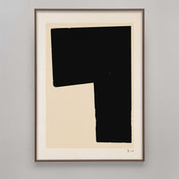 Alium（アリウム）は、デンマーク・コペンハーゲン発のアートとインテリアの融合を目指すポスターブランドかつギャラリーです。2010年代半ばにThe Poster Club創業者トーマスニッセン氏らによって設立され、歴史あるフレデリクスベルク市庁舎横の建物を拠点に、限定アート作品とオブジェを展示・販売しています。カラーや構図にこだわったポスターは、北欧的なスローライフや自然美を背景としつつ、無機質でミニマルな空間にも調和します。クラフトマンシップとデザイン性を重視し、アーティストとの協働によるオリジナリティ溢れる作品を通じて、「暮らしを美と創造性で豊かにする」姿勢を訴求しています。ギャラリーでは巡回展やアートイベントを定期開催し、既成のインテリア領域に留まらない文化的な体験の場を提供。ポスターという商材を媒介にしながらも、生活空間とアート空間の垣根を解き、個々の感性に触発を与えることをミッションとしています。