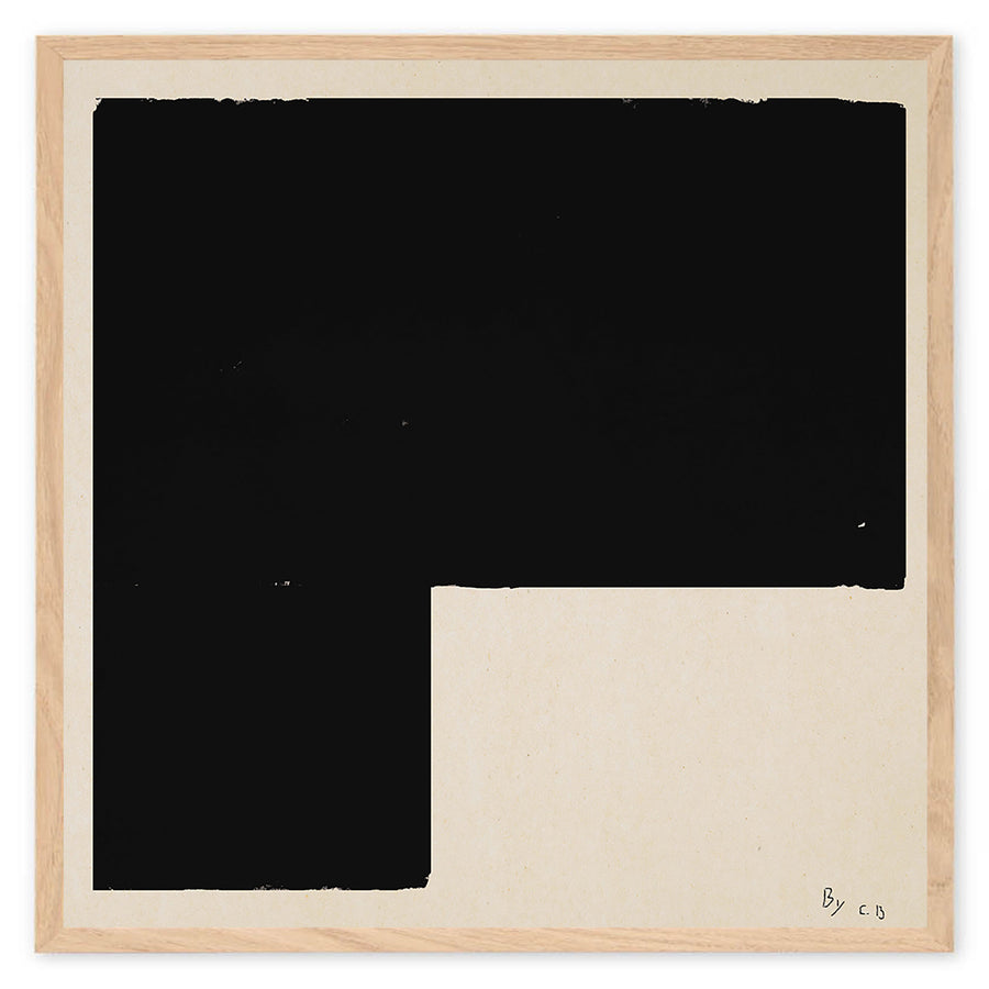 Alium（アリウム）は、デンマーク・コペンハーゲン発のアートとインテリアの融合を目指すポスターブランドかつギャラリーです。2010年代半ばにThe Poster Club創業者トーマスニッセン氏らによって設立され、歴史あるフレデリクスベルク市庁舎横の建物を拠点に、限定アート作品とオブジェを展示・販売しています。カラーや構図にこだわったポスターは、北欧的なスローライフや自然美を背景としつつ、無機質でミニマルな空間にも調和します。クラフトマンシップとデザイン性を重視し、アーティストとの協働によるオリジナリティ溢れる作品を通じて、「暮らしを美と創造性で豊かにする」姿勢を訴求しています。ギャラリーでは巡回展やアートイベントを定期開催し、既成のインテリア領域に留まらない文化的な体験の場を提供。ポスターという商材を媒介にしながらも、生活空間とアート空間の垣根を解き、個々の感性に触発を与えることをミッションとしています。