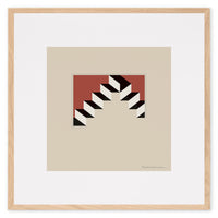 Alium（アリウム）は、デンマーク・コペンハーゲン発のアートとインテリアの融合を目指すポスターブランドかつギャラリーです。2010年代半ばにThe Poster Club創業者トーマスニッセン氏らによって設立され、歴史あるフレデリクスベルク市庁舎横の建物を拠点に、限定アート作品とオブジェを展示・販売しています。カラーや構図にこだわったポスターは、北欧的なスローライフや自然美を背景としつつ、無機質でミニマルな空間にも調和します。クラフトマンシップとデザイン性を重視し、アーティストとの協働によるオリジナリティ溢れる作品を通じて、「暮らしを美と創造性で豊かにする」姿勢を訴求しています。ギャラリーでは巡回展やアートイベントを定期開催し、既成のインテリア領域に留まらない文化的な体験の場を提供。ポスターという商材を媒介にしながらも、生活空間とアート空間の垣根を解き、個々の感性に触発を与えることをミッションとしています。