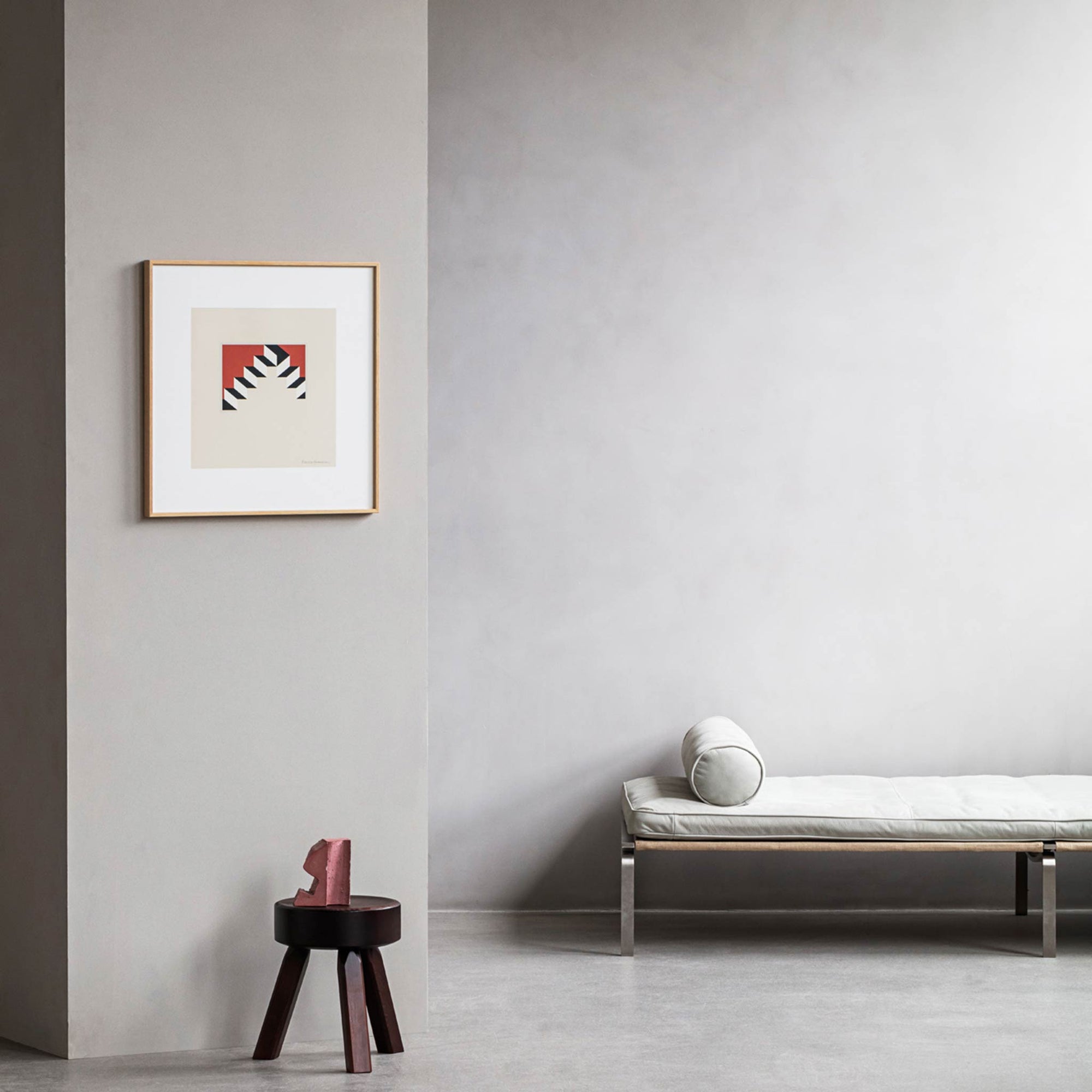 Alium（アリウム）は、デンマーク・コペンハーゲン発のアートとインテリアの融合を目指すポスターブランドかつギャラリーです。2010年代半ばにThe Poster Club創業者トーマスニッセン氏らによって設立され、歴史あるフレデリクスベルク市庁舎横の建物を拠点に、限定アート作品とオブジェを展示・販売しています。カラーや構図にこだわったポスターは、北欧的なスローライフや自然美を背景としつつ、無機質でミニマルな空間にも調和します。クラフトマンシップとデザイン性を重視し、アーティストとの協働によるオリジナリティ溢れる作品を通じて、「暮らしを美と創造性で豊かにする」姿勢を訴求しています。ギャラリーでは巡回展やアートイベントを定期開催し、既成のインテリア領域に留まらない文化的な体験の場を提供。ポスターという商材を媒介にしながらも、生活空間とアート空間の垣根を解き、個々の感性に触発を与えることをミッションとしています。