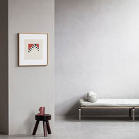 Alium（アリウム）は、デンマーク・コペンハーゲン発のアートとインテリアの融合を目指すポスターブランドかつギャラリーです。2010年代半ばにThe Poster Club創業者トーマスニッセン氏らによって設立され、歴史あるフレデリクスベルク市庁舎横の建物を拠点に、限定アート作品とオブジェを展示・販売しています。カラーや構図にこだわったポスターは、北欧的なスローライフや自然美を背景としつつ、無機質でミニマルな空間にも調和します。クラフトマンシップとデザイン性を重視し、アーティストとの協働によるオリジナリティ溢れる作品を通じて、「暮らしを美と創造性で豊かにする」姿勢を訴求しています。ギャラリーでは巡回展やアートイベントを定期開催し、既成のインテリア領域に留まらない文化的な体験の場を提供。ポスターという商材を媒介にしながらも、生活空間とアート空間の垣根を解き、個々の感性に触発を与えることをミッションとしています。