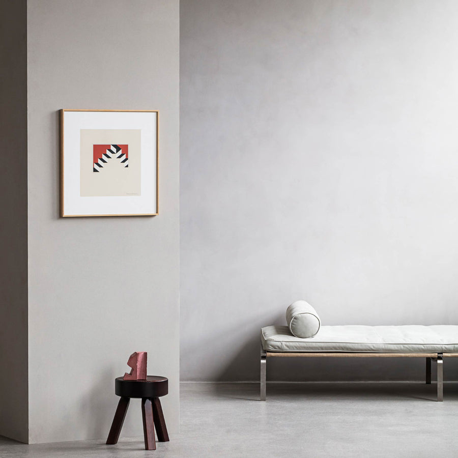 Alium（アリウム）は、デンマーク・コペンハーゲン発のアートとインテリアの融合を目指すポスターブランドかつギャラリーです。2010年代半ばにThe Poster Club創業者トーマスニッセン氏らによって設立され、歴史あるフレデリクスベルク市庁舎横の建物を拠点に、限定アート作品とオブジェを展示・販売しています。カラーや構図にこだわったポスターは、北欧的なスローライフや自然美を背景としつつ、無機質でミニマルな空間にも調和します。クラフトマンシップとデザイン性を重視し、アーティストとの協働によるオリジナリティ溢れる作品を通じて、「暮らしを美と創造性で豊かにする」姿勢を訴求しています。ギャラリーでは巡回展やアートイベントを定期開催し、既成のインテリア領域に留まらない文化的な体験の場を提供。ポスターという商材を媒介にしながらも、生活空間とアート空間の垣根を解き、個々の感性に触発を与えることをミッションとしています。