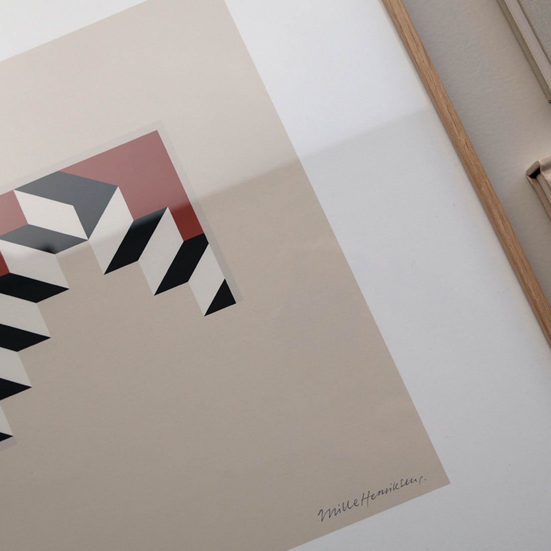 Alium（アリウム）は、デンマーク・コペンハーゲン発のアートとインテリアの融合を目指すポスターブランドかつギャラリーです。2010年代半ばにThe Poster Club創業者トーマスニッセン氏らによって設立され、歴史あるフレデリクスベルク市庁舎横の建物を拠点に、限定アート作品とオブジェを展示・販売しています。カラーや構図にこだわったポスターは、北欧的なスローライフや自然美を背景としつつ、無機質でミニマルな空間にも調和します。クラフトマンシップとデザイン性を重視し、アーティストとの協働によるオリジナリティ溢れる作品を通じて、「暮らしを美と創造性で豊かにする」姿勢を訴求しています。ギャラリーでは巡回展やアートイベントを定期開催し、既成のインテリア領域に留まらない文化的な体験の場を提供。ポスターという商材を媒介にしながらも、生活空間とアート空間の垣根を解き、個々の感性に触発を与えることをミッションとしています。