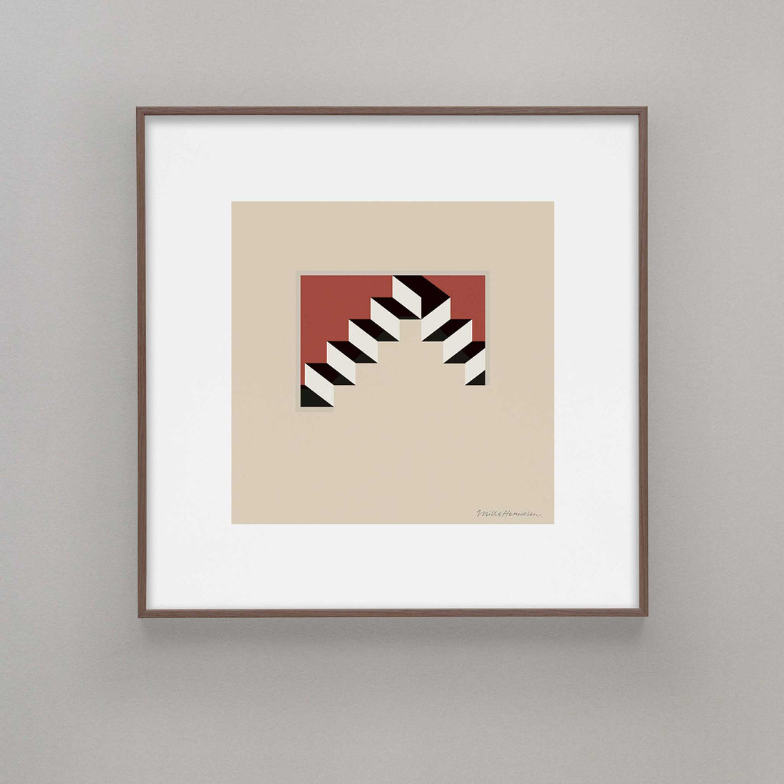 Alium（アリウム）は、デンマーク・コペンハーゲン発のアートとインテリアの融合を目指すポスターブランドかつギャラリーです。2010年代半ばにThe Poster Club創業者トーマスニッセン氏らによって設立され、歴史あるフレデリクスベルク市庁舎横の建物を拠点に、限定アート作品とオブジェを展示・販売しています。カラーや構図にこだわったポスターは、北欧的なスローライフや自然美を背景としつつ、無機質でミニマルな空間にも調和します。クラフトマンシップとデザイン性を重視し、アーティストとの協働によるオリジナリティ溢れる作品を通じて、「暮らしを美と創造性で豊かにする」姿勢を訴求しています。ギャラリーでは巡回展やアートイベントを定期開催し、既成のインテリア領域に留まらない文化的な体験の場を提供。ポスターという商材を媒介にしながらも、生活空間とアート空間の垣根を解き、個々の感性に触発を与えることをミッションとしています。