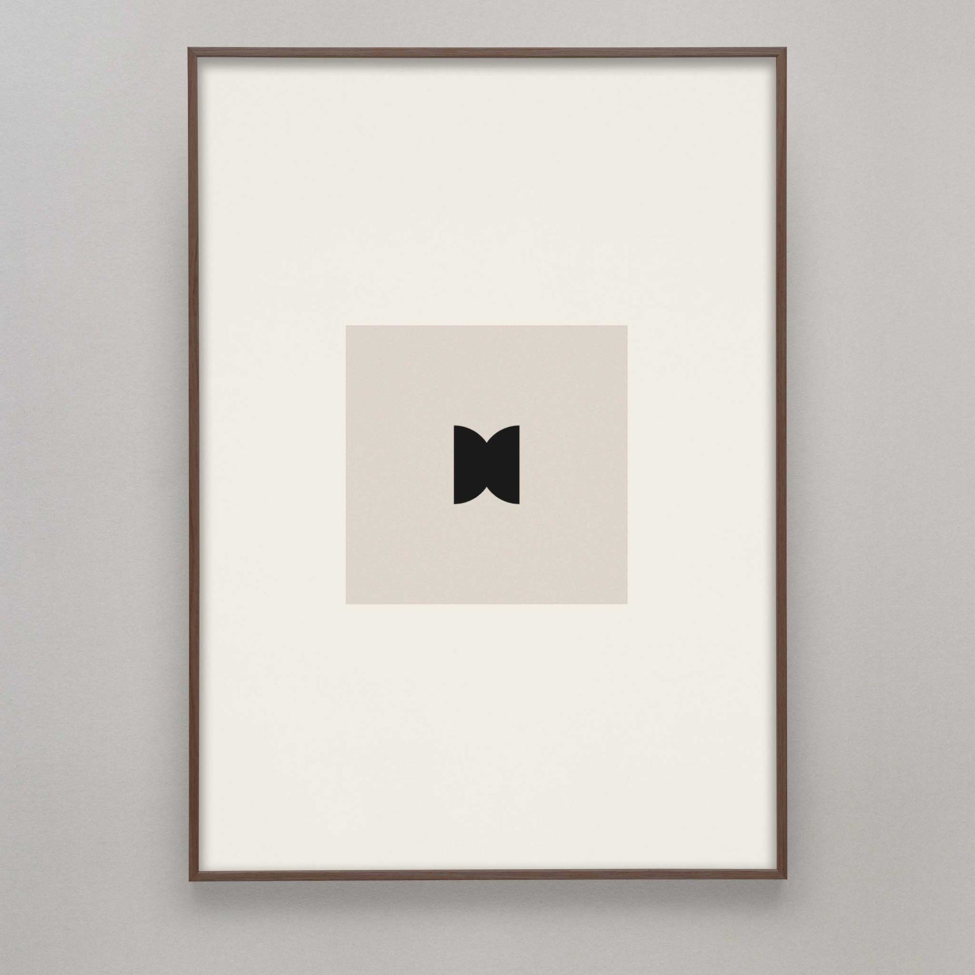 Alium（アリウム）は、デンマーク・コペンハーゲン発のアートとインテリアの融合を目指すポスターブランドかつギャラリーです。2010年代半ばにThe Poster Club創業者トーマスニッセン氏らによって設立され、歴史あるフレデリクスベルク市庁舎横の建物を拠点に、限定アート作品とオブジェを展示・販売しています。カラーや構図にこだわったポスターは、北欧的なスローライフや自然美を背景としつつ、無機質でミニマルな空間にも調和します。クラフトマンシップとデザイン性を重視し、アーティストとの協働によるオリジナリティ溢れる作品を通じて、「暮らしを美と創造性で豊かにする」姿勢を訴求しています。ギャラリーでは巡回展やアートイベントを定期開催し、既成のインテリア領域に留まらない文化的な体験の場を提供。ポスターという商材を媒介にしながらも、生活空間とアート空間の垣根を解き、個々の感性に触発を与えることをミッションとしています。