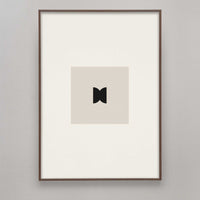 Alium（アリウム）は、デンマーク・コペンハーゲン発のアートとインテリアの融合を目指すポスターブランドかつギャラリーです。2010年代半ばにThe Poster Club創業者トーマスニッセン氏らによって設立され、歴史あるフレデリクスベルク市庁舎横の建物を拠点に、限定アート作品とオブジェを展示・販売しています。カラーや構図にこだわったポスターは、北欧的なスローライフや自然美を背景としつつ、無機質でミニマルな空間にも調和します。クラフトマンシップとデザイン性を重視し、アーティストとの協働によるオリジナリティ溢れる作品を通じて、「暮らしを美と創造性で豊かにする」姿勢を訴求しています。ギャラリーでは巡回展やアートイベントを定期開催し、既成のインテリア領域に留まらない文化的な体験の場を提供。ポスターという商材を媒介にしながらも、生活空間とアート空間の垣根を解き、個々の感性に触発を与えることをミッションとしています。