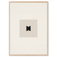 Alium（アリウム）は、デンマーク・コペンハーゲン発のアートとインテリアの融合を目指すポスターブランドかつギャラリーです。2010年代半ばにThe Poster Club創業者トーマスニッセン氏らによって設立され、歴史あるフレデリクスベルク市庁舎横の建物を拠点に、限定アート作品とオブジェを展示・販売しています。カラーや構図にこだわったポスターは、北欧的なスローライフや自然美を背景としつつ、無機質でミニマルな空間にも調和します。クラフトマンシップとデザイン性を重視し、アーティストとの協働によるオリジナリティ溢れる作品を通じて、「暮らしを美と創造性で豊かにする」姿勢を訴求しています。ギャラリーでは巡回展やアートイベントを定期開催し、既成のインテリア領域に留まらない文化的な体験の場を提供。ポスターという商材を媒介にしながらも、生活空間とアート空間の垣根を解き、個々の感性に触発を与えることをミッションとしています。