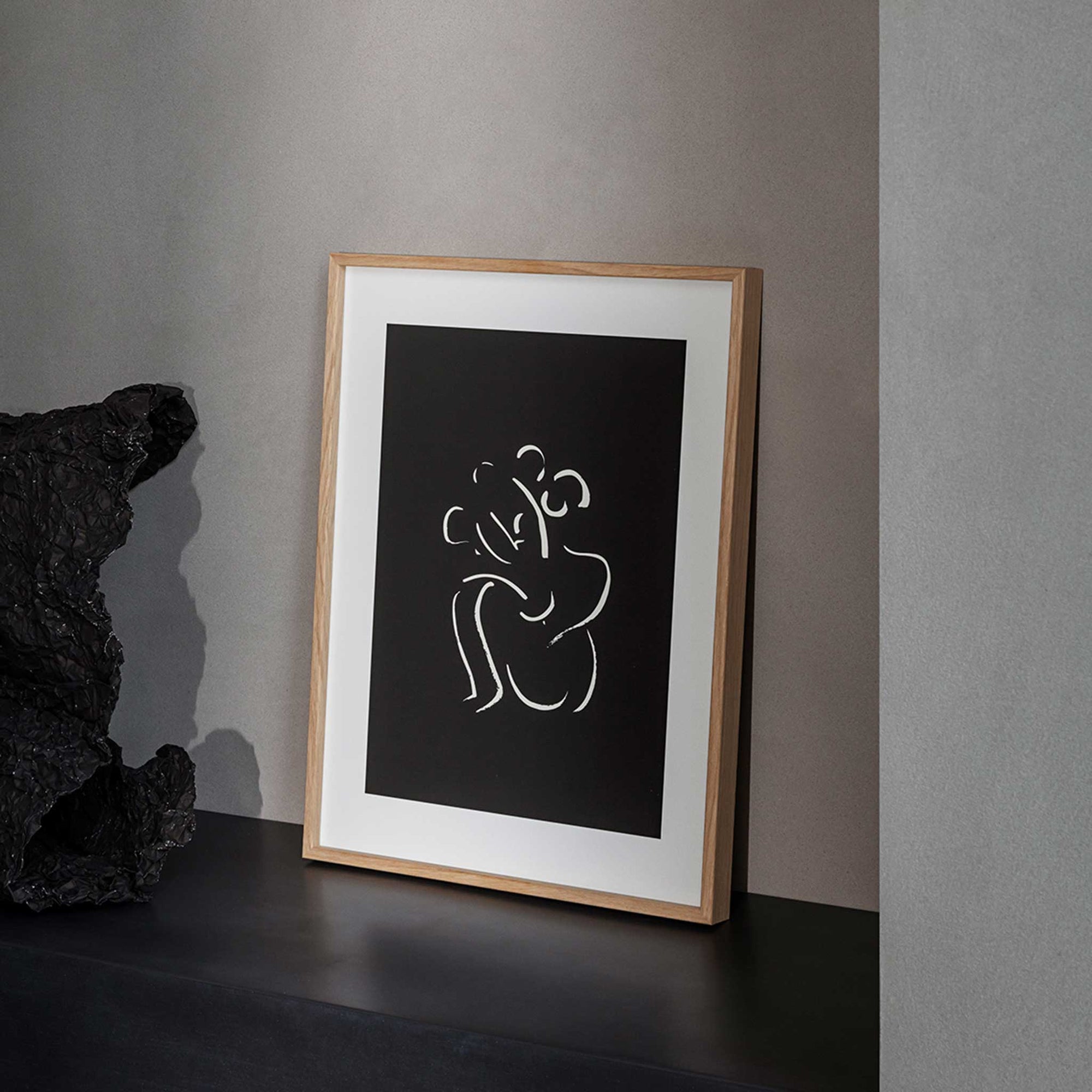 Alium（アリウム）は、デンマーク・コペンハーゲン発のアートとインテリアの融合を目指すポスターブランドかつギャラリーです。2010年代半ばにThe Poster Club創業者トーマスニッセン氏らによって設立され、歴史あるフレデリクスベルク市庁舎横の建物を拠点に、限定アート作品とオブジェを展示・販売しています。カラーや構図にこだわったポスターは、北欧的なスローライフや自然美を背景としつつ、無機質でミニマルな空間にも調和します。クラフトマンシップとデザイン性を重視し、アーティストとの協働によるオリジナリティ溢れる作品を通じて、「暮らしを美と創造性で豊かにする」姿勢を訴求しています。ギャラリーでは巡回展やアートイベントを定期開催し、既成のインテリア領域に留まらない文化的な体験の場を提供。ポスターという商材を媒介にしながらも、生活空間とアート空間の垣根を解き、個々の感性に触発を与えることをミッションとしています。