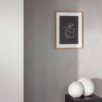 Alium（アリウム）は、デンマーク・コペンハーゲン発のアートとインテリアの融合を目指すポスターブランドかつギャラリーです。2010年代半ばにThe Poster Club創業者トーマスニッセン氏らによって設立され、歴史あるフレデリクスベルク市庁舎横の建物を拠点に、限定アート作品とオブジェを展示・販売しています。カラーや構図にこだわったポスターは、北欧的なスローライフや自然美を背景としつつ、無機質でミニマルな空間にも調和します。クラフトマンシップとデザイン性を重視し、アーティストとの協働によるオリジナリティ溢れる作品を通じて、「暮らしを美と創造性で豊かにする」姿勢を訴求しています。ギャラリーでは巡回展やアートイベントを定期開催し、既成のインテリア領域に留まらない文化的な体験の場を提供。ポスターという商材を媒介にしながらも、生活空間とアート空間の垣根を解き、個々の感性に触発を与えることをミッションとしています。