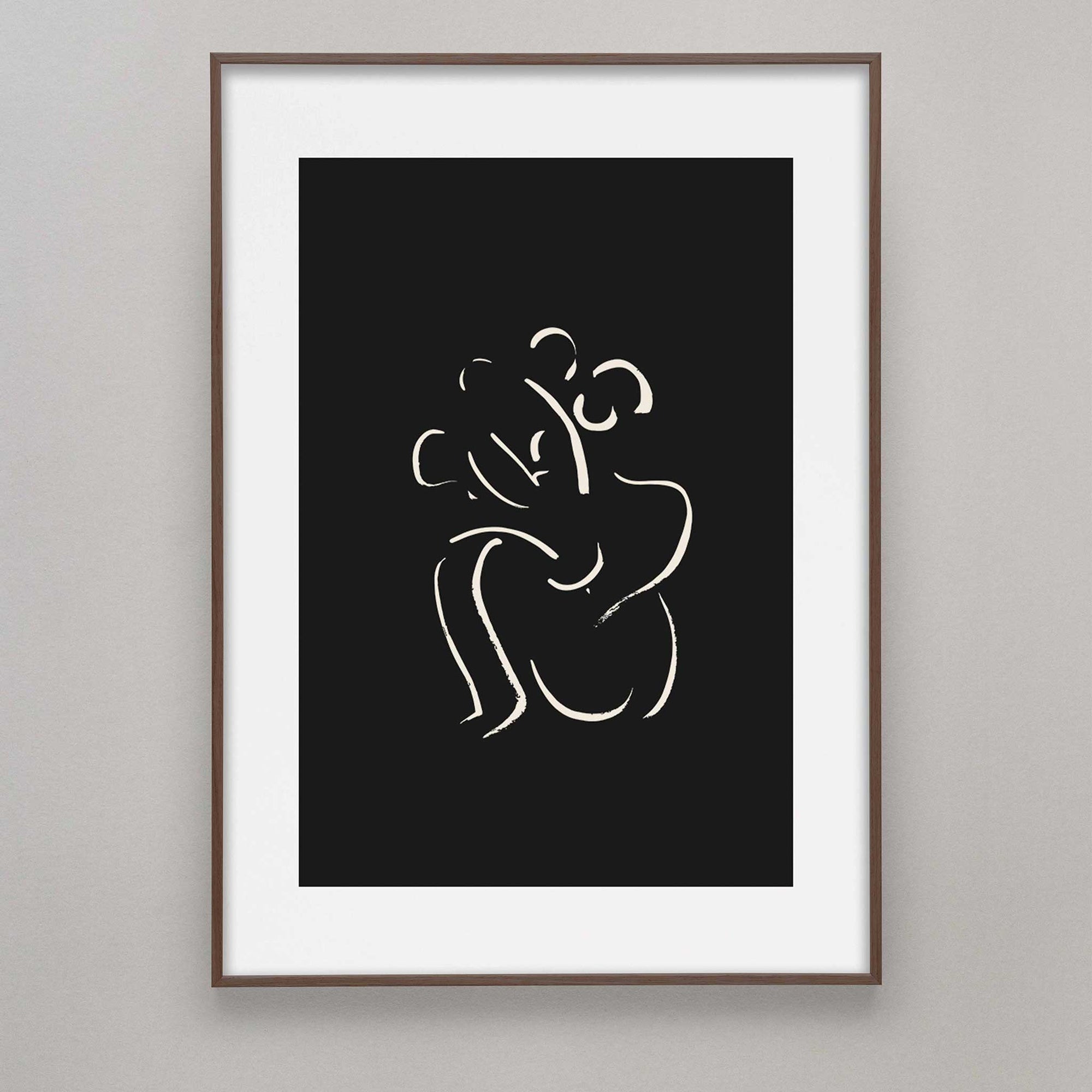 Alium（アリウム）は、デンマーク・コペンハーゲン発のアートとインテリアの融合を目指すポスターブランドかつギャラリーです。2010年代半ばにThe Poster Club創業者トーマスニッセン氏らによって設立され、歴史あるフレデリクスベルク市庁舎横の建物を拠点に、限定アート作品とオブジェを展示・販売しています。カラーや構図にこだわったポスターは、北欧的なスローライフや自然美を背景としつつ、無機質でミニマルな空間にも調和します。クラフトマンシップとデザイン性を重視し、アーティストとの協働によるオリジナリティ溢れる作品を通じて、「暮らしを美と創造性で豊かにする」姿勢を訴求しています。ギャラリーでは巡回展やアートイベントを定期開催し、既成のインテリア領域に留まらない文化的な体験の場を提供。ポスターという商材を媒介にしながらも、生活空間とアート空間の垣根を解き、個々の感性に触発を与えることをミッションとしています。