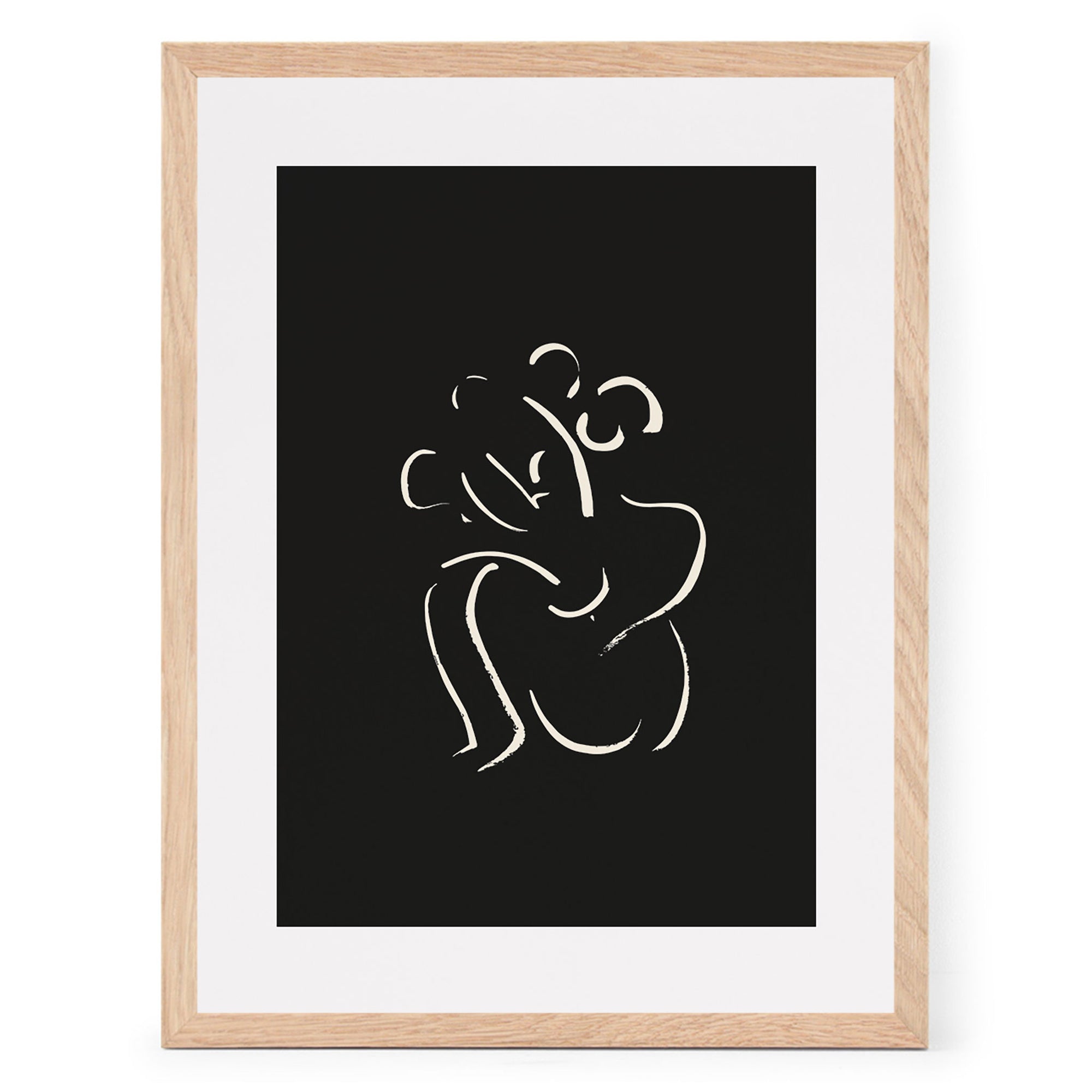 Alium（アリウム）は、デンマーク・コペンハーゲン発のアートとインテリアの融合を目指すポスターブランドかつギャラリーです。2010年代半ばにThe Poster Club創業者トーマスニッセン氏らによって設立され、歴史あるフレデリクスベルク市庁舎横の建物を拠点に、限定アート作品とオブジェを展示・販売しています。カラーや構図にこだわったポスターは、北欧的なスローライフや自然美を背景としつつ、無機質でミニマルな空間にも調和します。クラフトマンシップとデザイン性を重視し、アーティストとの協働によるオリジナリティ溢れる作品を通じて、「暮らしを美と創造性で豊かにする」姿勢を訴求しています。ギャラリーでは巡回展やアートイベントを定期開催し、既成のインテリア領域に留まらない文化的な体験の場を提供。ポスターという商材を媒介にしながらも、生活空間とアート空間の垣根を解き、個々の感性に触発を与えることをミッションとしています。