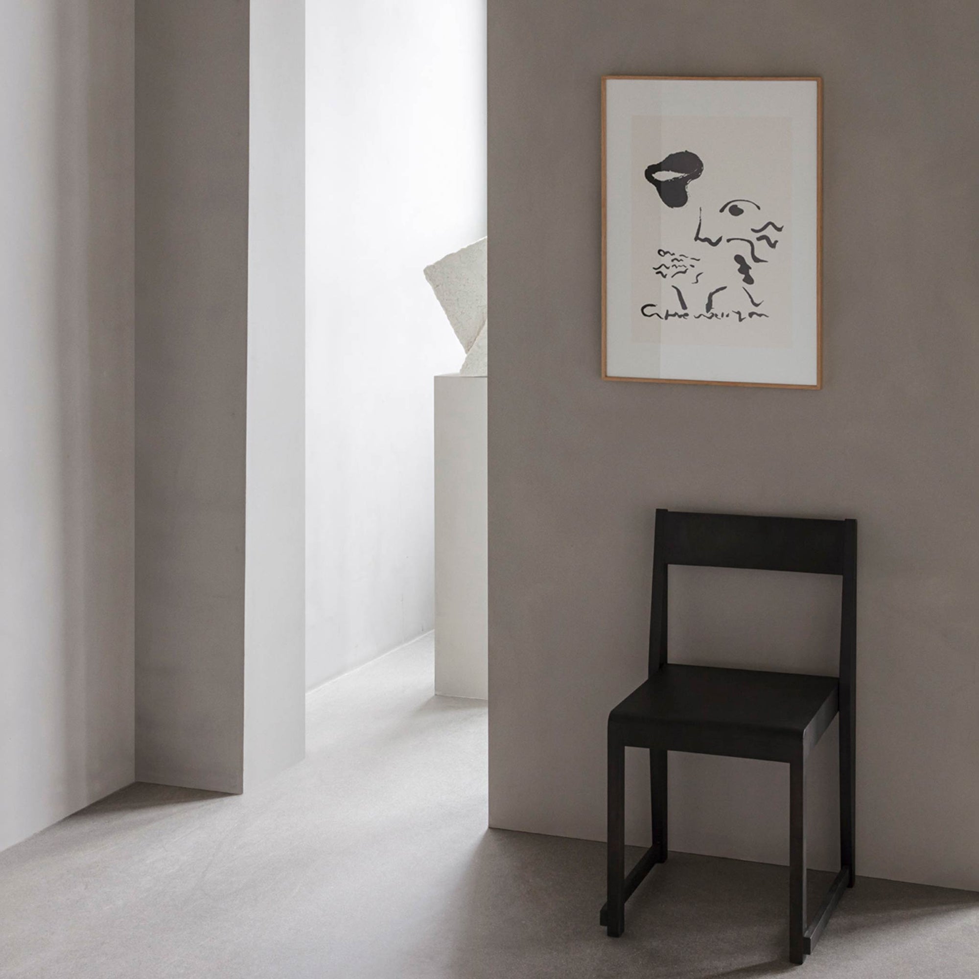 Alium（アリウム）は、デンマーク・コペンハーゲン発のアートとインテリアの融合を目指すポスターブランドかつギャラリーです。2010年代半ばにThe Poster Club創業者トーマスニッセン氏らによって設立され、歴史あるフレデリクスベルク市庁舎横の建物を拠点に、限定アート作品とオブジェを展示・販売しています。カラーや構図にこだわったポスターは、北欧的なスローライフや自然美を背景としつつ、無機質でミニマルな空間にも調和します。クラフトマンシップとデザイン性を重視し、アーティストとの協働によるオリジナリティ溢れる作品を通じて、「暮らしを美と創造性で豊かにする」姿勢を訴求しています。ギャラリーでは巡回展やアートイベントを定期開催し、既成のインテリア領域に留まらない文化的な体験の場を提供。ポスターという商材を媒介にしながらも、生活空間とアート空間の垣根を解き、個々の感性に触発を与えることをミッションとしています。