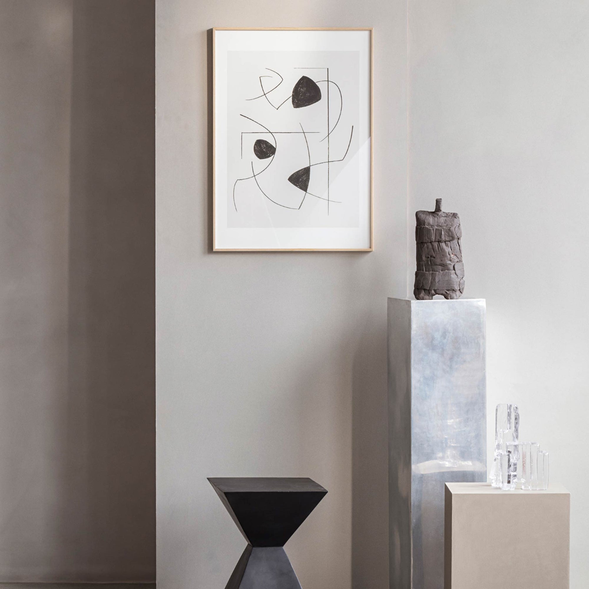 Alium（アリウム）は、デンマーク・コペンハーゲン発のアートとインテリアの融合を目指すポスターブランドかつギャラリーです。2010年代半ばにThe Poster Club創業者トーマスニッセン氏らによって設立され、歴史あるフレデリクスベルク市庁舎横の建物を拠点に、限定アート作品とオブジェを展示・販売しています。カラーや構図にこだわったポスターは、北欧的なスローライフや自然美を背景としつつ、無機質でミニマルな空間にも調和します。クラフトマンシップとデザイン性を重視し、アーティストとの協働によるオリジナリティ溢れる作品を通じて、「暮らしを美と創造性で豊かにする」姿勢を訴求しています。ギャラリーでは巡回展やアートイベントを定期開催し、既成のインテリア領域に留まらない文化的な体験の場を提供。ポスターという商材を媒介にしながらも、生活空間とアート空間の垣根を解き、個々の感性に触発を与えることをミッションとしています。