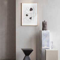 Alium（アリウム）は、デンマーク・コペンハーゲン発のアートとインテリアの融合を目指すポスターブランドかつギャラリーです。2010年代半ばにThe Poster Club創業者トーマスニッセン氏らによって設立され、歴史あるフレデリクスベルク市庁舎横の建物を拠点に、限定アート作品とオブジェを展示・販売しています。カラーや構図にこだわったポスターは、北欧的なスローライフや自然美を背景としつつ、無機質でミニマルな空間にも調和します。クラフトマンシップとデザイン性を重視し、アーティストとの協働によるオリジナリティ溢れる作品を通じて、「暮らしを美と創造性で豊かにする」姿勢を訴求しています。ギャラリーでは巡回展やアートイベントを定期開催し、既成のインテリア領域に留まらない文化的な体験の場を提供。ポスターという商材を媒介にしながらも、生活空間とアート空間の垣根を解き、個々の感性に触発を与えることをミッションとしています。