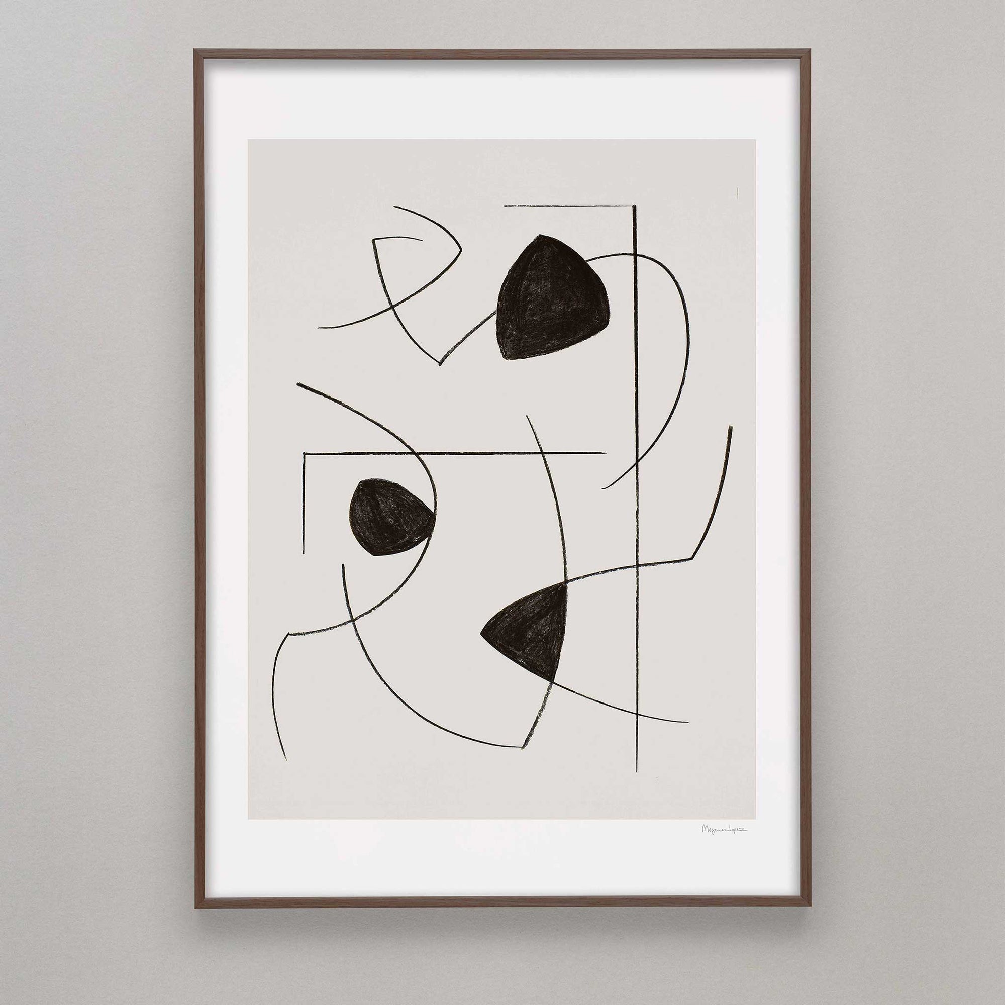 Alium（アリウム）は、デンマーク・コペンハーゲン発のアートとインテリアの融合を目指すポスターブランドかつギャラリーです。2010年代半ばにThe Poster Club創業者トーマスニッセン氏らによって設立され、歴史あるフレデリクスベルク市庁舎横の建物を拠点に、限定アート作品とオブジェを展示・販売しています。カラーや構図にこだわったポスターは、北欧的なスローライフや自然美を背景としつつ、無機質でミニマルな空間にも調和します。クラフトマンシップとデザイン性を重視し、アーティストとの協働によるオリジナリティ溢れる作品を通じて、「暮らしを美と創造性で豊かにする」姿勢を訴求しています。ギャラリーでは巡回展やアートイベントを定期開催し、既成のインテリア領域に留まらない文化的な体験の場を提供。ポスターという商材を媒介にしながらも、生活空間とアート空間の垣根を解き、個々の感性に触発を与えることをミッションとしています。