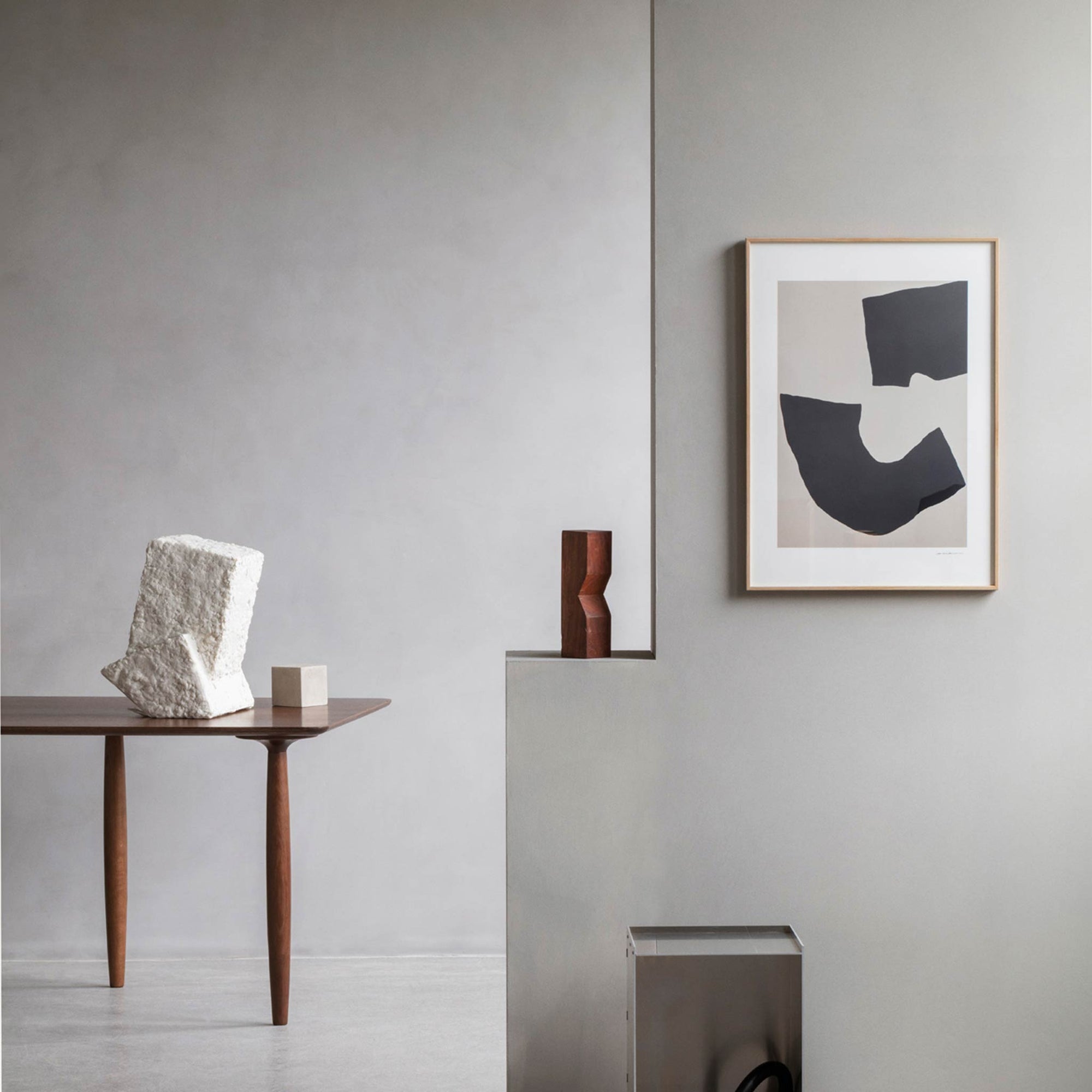 Alium（アリウム）は、デンマーク・コペンハーゲン発のアートとインテリアの融合を目指すポスターブランドかつギャラリーです。2010年代半ばにThe Poster Club創業者トーマスニッセン氏らによって設立され、歴史あるフレデリクスベルク市庁舎横の建物を拠点に、限定アート作品とオブジェを展示・販売しています。カラーや構図にこだわったポスターは、北欧的なスローライフや自然美を背景としつつ、無機質でミニマルな空間にも調和します。クラフトマンシップとデザイン性を重視し、アーティストとの協働によるオリジナリティ溢れる作品を通じて、「暮らしを美と創造性で豊かにする」姿勢を訴求しています。ギャラリーでは巡回展やアートイベントを定期開催し、既成のインテリア領域に留まらない文化的な体験の場を提供。ポスターという商材を媒介にしながらも、生活空間とアート空間の垣根を解き、個々の感性に触発を与えることをミッションとしています。