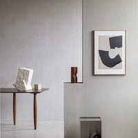 Alium（アリウム）は、デンマーク・コペンハーゲン発のアートとインテリアの融合を目指すポスターブランドかつギャラリーです。2010年代半ばにThe Poster Club創業者トーマスニッセン氏らによって設立され、歴史あるフレデリクスベルク市庁舎横の建物を拠点に、限定アート作品とオブジェを展示・販売しています。カラーや構図にこだわったポスターは、北欧的なスローライフや自然美を背景としつつ、無機質でミニマルな空間にも調和します。クラフトマンシップとデザイン性を重視し、アーティストとの協働によるオリジナリティ溢れる作品を通じて、「暮らしを美と創造性で豊かにする」姿勢を訴求しています。ギャラリーでは巡回展やアートイベントを定期開催し、既成のインテリア領域に留まらない文化的な体験の場を提供。ポスターという商材を媒介にしながらも、生活空間とアート空間の垣根を解き、個々の感性に触発を与えることをミッションとしています。