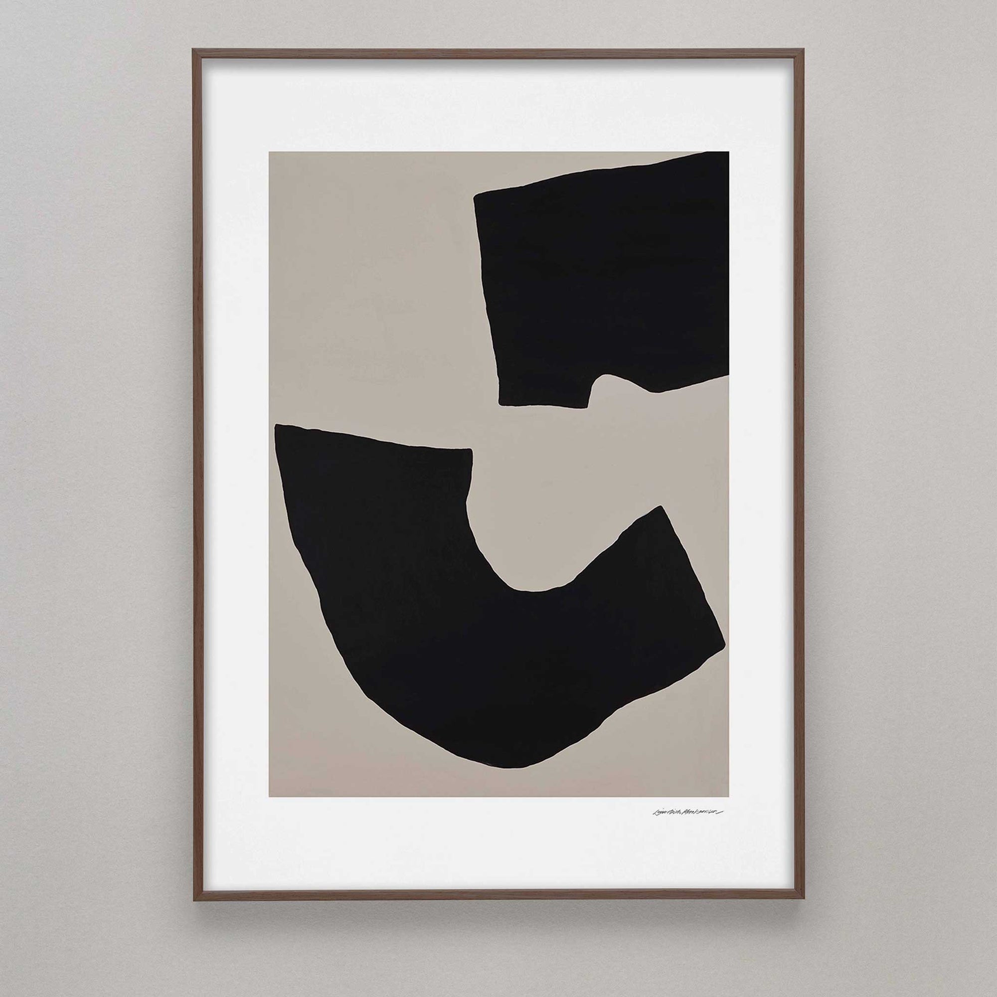 Alium（アリウム）は、デンマーク・コペンハーゲン発のアートとインテリアの融合を目指すポスターブランドかつギャラリーです。2010年代半ばにThe Poster Club創業者トーマスニッセン氏らによって設立され、歴史あるフレデリクスベルク市庁舎横の建物を拠点に、限定アート作品とオブジェを展示・販売しています。カラーや構図にこだわったポスターは、北欧的なスローライフや自然美を背景としつつ、無機質でミニマルな空間にも調和します。クラフトマンシップとデザイン性を重視し、アーティストとの協働によるオリジナリティ溢れる作品を通じて、「暮らしを美と創造性で豊かにする」姿勢を訴求しています。ギャラリーでは巡回展やアートイベントを定期開催し、既成のインテリア領域に留まらない文化的な体験の場を提供。ポスターという商材を媒介にしながらも、生活空間とアート空間の垣根を解き、個々の感性に触発を与えることをミッションとしています。