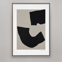 Alium（アリウム）は、デンマーク・コペンハーゲン発のアートとインテリアの融合を目指すポスターブランドかつギャラリーです。2010年代半ばにThe Poster Club創業者トーマスニッセン氏らによって設立され、歴史あるフレデリクスベルク市庁舎横の建物を拠点に、限定アート作品とオブジェを展示・販売しています。カラーや構図にこだわったポスターは、北欧的なスローライフや自然美を背景としつつ、無機質でミニマルな空間にも調和します。クラフトマンシップとデザイン性を重視し、アーティストとの協働によるオリジナリティ溢れる作品を通じて、「暮らしを美と創造性で豊かにする」姿勢を訴求しています。ギャラリーでは巡回展やアートイベントを定期開催し、既成のインテリア領域に留まらない文化的な体験の場を提供。ポスターという商材を媒介にしながらも、生活空間とアート空間の垣根を解き、個々の感性に触発を与えることをミッションとしています。