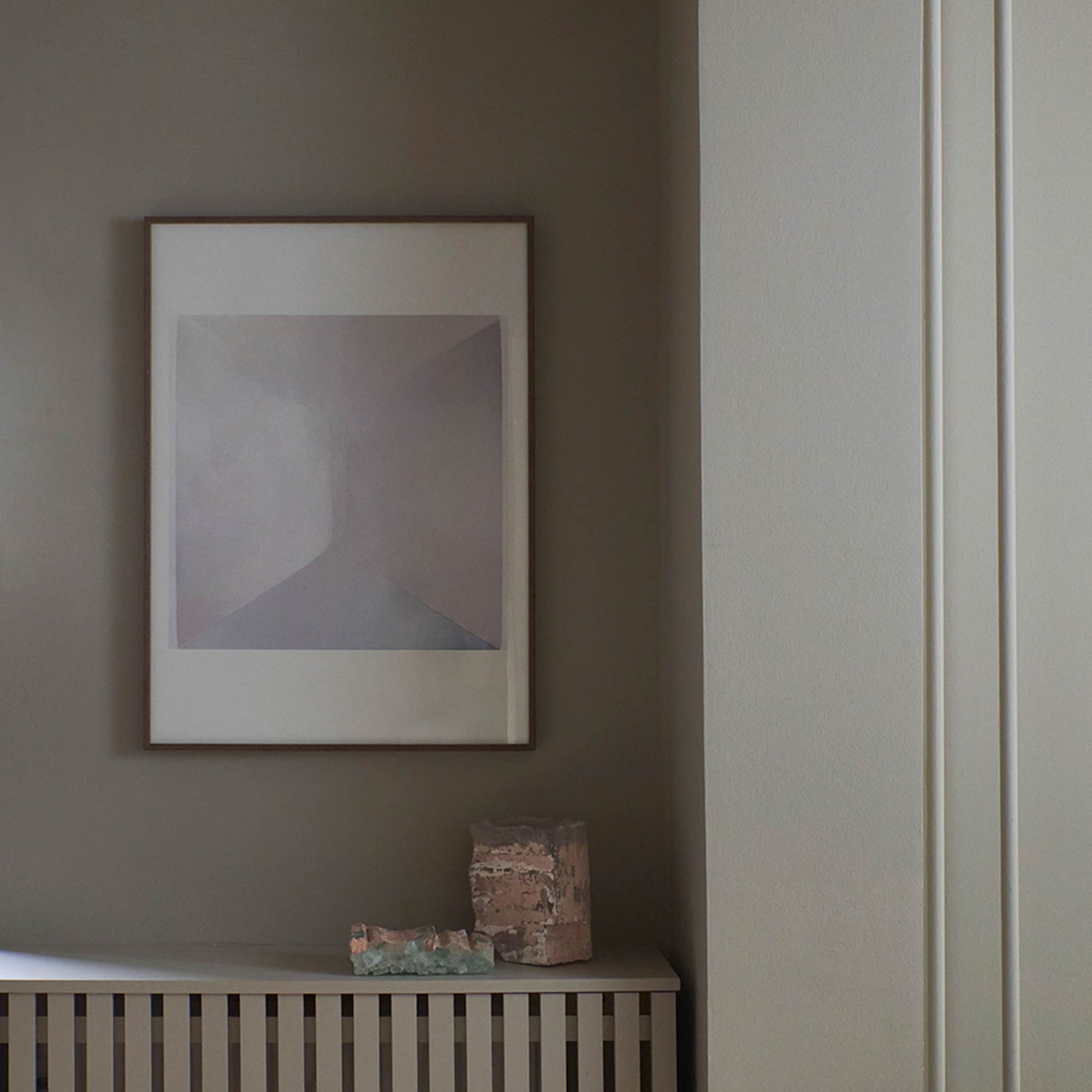 Alium（アリウム）は、デンマーク・コペンハーゲン発のアートとインテリアの融合を目指すポスターブランドかつギャラリーです。2010年代半ばにThe Poster Club創業者トーマスニッセン氏らによって設立され、歴史あるフレデリクスベルク市庁舎横の建物を拠点に、限定アート作品とオブジェを展示・販売しています。カラーや構図にこだわったポスターは、北欧的なスローライフや自然美を背景としつつ、無機質でミニマルな空間にも調和します。クラフトマンシップとデザイン性を重視し、アーティストとの協働によるオリジナリティ溢れる作品を通じて、「暮らしを美と創造性で豊かにする」姿勢を訴求しています。ギャラリーでは巡回展やアートイベントを定期開催し、既成のインテリア領域に留まらない文化的な体験の場を提供。ポスターという商材を媒介にしながらも、生活空間とアート空間の垣根を解き、個々の感性に触発を与えることをミッションとしています。