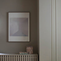 Alium（アリウム）は、デンマーク・コペンハーゲン発のアートとインテリアの融合を目指すポスターブランドかつギャラリーです。2010年代半ばにThe Poster Club創業者トーマスニッセン氏らによって設立され、歴史あるフレデリクスベルク市庁舎横の建物を拠点に、限定アート作品とオブジェを展示・販売しています。カラーや構図にこだわったポスターは、北欧的なスローライフや自然美を背景としつつ、無機質でミニマルな空間にも調和します。クラフトマンシップとデザイン性を重視し、アーティストとの協働によるオリジナリティ溢れる作品を通じて、「暮らしを美と創造性で豊かにする」姿勢を訴求しています。ギャラリーでは巡回展やアートイベントを定期開催し、既成のインテリア領域に留まらない文化的な体験の場を提供。ポスターという商材を媒介にしながらも、生活空間とアート空間の垣根を解き、個々の感性に触発を与えることをミッションとしています。