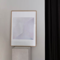 Alium（アリウム）は、デンマーク・コペンハーゲン発のアートとインテリアの融合を目指すポスターブランドかつギャラリーです。2010年代半ばにThe Poster Club創業者トーマスニッセン氏らによって設立され、歴史あるフレデリクスベルク市庁舎横の建物を拠点に、限定アート作品とオブジェを展示・販売しています。カラーや構図にこだわったポスターは、北欧的なスローライフや自然美を背景としつつ、無機質でミニマルな空間にも調和します。クラフトマンシップとデザイン性を重視し、アーティストとの協働によるオリジナリティ溢れる作品を通じて、「暮らしを美と創造性で豊かにする」姿勢を訴求しています。ギャラリーでは巡回展やアートイベントを定期開催し、既成のインテリア領域に留まらない文化的な体験の場を提供。ポスターという商材を媒介にしながらも、生活空間とアート空間の垣根を解き、個々の感性に触発を与えることをミッションとしています。