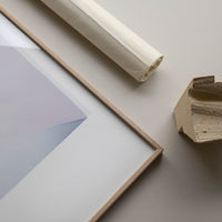 Alium（アリウム）は、デンマーク・コペンハーゲン発のアートとインテリアの融合を目指すポスターブランドかつギャラリーです。2010年代半ばにThe Poster Club創業者トーマスニッセン氏らによって設立され、歴史あるフレデリクスベルク市庁舎横の建物を拠点に、限定アート作品とオブジェを展示・販売しています。カラーや構図にこだわったポスターは、北欧的なスローライフや自然美を背景としつつ、無機質でミニマルな空間にも調和します。クラフトマンシップとデザイン性を重視し、アーティストとの協働によるオリジナリティ溢れる作品を通じて、「暮らしを美と創造性で豊かにする」姿勢を訴求しています。ギャラリーでは巡回展やアートイベントを定期開催し、既成のインテリア領域に留まらない文化的な体験の場を提供。ポスターという商材を媒介にしながらも、生活空間とアート空間の垣根を解き、個々の感性に触発を与えることをミッションとしています。