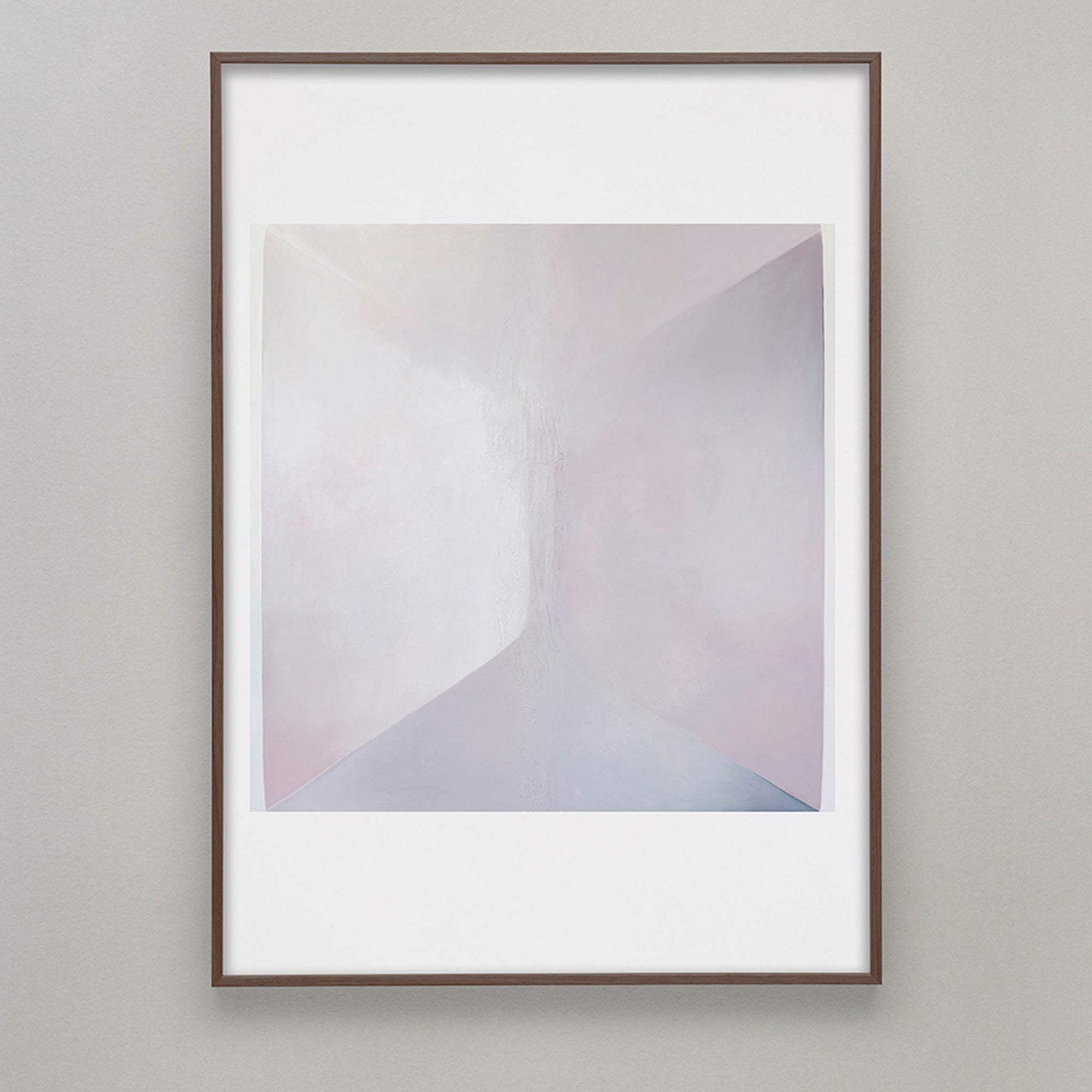 Alium（アリウム）は、デンマーク・コペンハーゲン発のアートとインテリアの融合を目指すポスターブランドかつギャラリーです。2010年代半ばにThe Poster Club創業者トーマスニッセン氏らによって設立され、歴史あるフレデリクスベルク市庁舎横の建物を拠点に、限定アート作品とオブジェを展示・販売しています。カラーや構図にこだわったポスターは、北欧的なスローライフや自然美を背景としつつ、無機質でミニマルな空間にも調和します。クラフトマンシップとデザイン性を重視し、アーティストとの協働によるオリジナリティ溢れる作品を通じて、「暮らしを美と創造性で豊かにする」姿勢を訴求しています。ギャラリーでは巡回展やアートイベントを定期開催し、既成のインテリア領域に留まらない文化的な体験の場を提供。ポスターという商材を媒介にしながらも、生活空間とアート空間の垣根を解き、個々の感性に触発を与えることをミッションとしています。