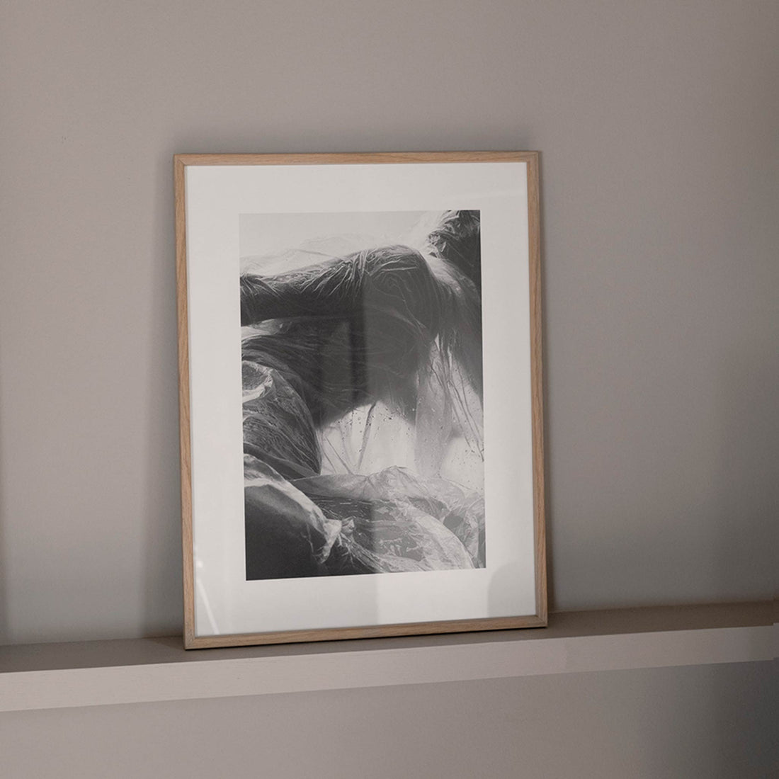 Alium（アリウム）は、デンマーク・コペンハーゲン発のアートとインテリアの融合を目指すポスターブランドかつギャラリーです。2010年代半ばにThe Poster Club創業者トーマスニッセン氏らによって設立され、歴史あるフレデリクスベルク市庁舎横の建物を拠点に、限定アート作品とオブジェを展示・販売しています。カラーや構図にこだわったポスターは、北欧的なスローライフや自然美を背景としつつ、無機質でミニマルな空間にも調和します。クラフトマンシップとデザイン性を重視し、アーティストとの協働によるオリジナリティ溢れる作品を通じて、「暮らしを美と創造性で豊かにする」姿勢を訴求しています。ギャラリーでは巡回展やアートイベントを定期開催し、既成のインテリア領域に留まらない文化的な体験の場を提供。ポスターという商材を媒介にしながらも、生活空間とアート空間の垣根を解き、個々の感性に触発を与えることをミッションとしています。