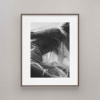 Alium（アリウム）は、デンマーク・コペンハーゲン発のアートとインテリアの融合を目指すポスターブランドかつギャラリーです。2010年代半ばにThe Poster Club創業者トーマスニッセン氏らによって設立され、歴史あるフレデリクスベルク市庁舎横の建物を拠点に、限定アート作品とオブジェを展示・販売しています。カラーや構図にこだわったポスターは、北欧的なスローライフや自然美を背景としつつ、無機質でミニマルな空間にも調和します。クラフトマンシップとデザイン性を重視し、アーティストとの協働によるオリジナリティ溢れる作品を通じて、「暮らしを美と創造性で豊かにする」姿勢を訴求しています。ギャラリーでは巡回展やアートイベントを定期開催し、既成のインテリア領域に留まらない文化的な体験の場を提供。ポスターという商材を媒介にしながらも、生活空間とアート空間の垣根を解き、個々の感性に触発を与えることをミッションとしています。