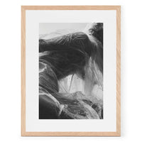 Alium（アリウム）は、デンマーク・コペンハーゲン発のアートとインテリアの融合を目指すポスターブランドかつギャラリーです。2010年代半ばにThe Poster Club創業者トーマスニッセン氏らによって設立され、歴史あるフレデリクスベルク市庁舎横の建物を拠点に、限定アート作品とオブジェを展示・販売しています。カラーや構図にこだわったポスターは、北欧的なスローライフや自然美を背景としつつ、無機質でミニマルな空間にも調和します。クラフトマンシップとデザイン性を重視し、アーティストとの協働によるオリジナリティ溢れる作品を通じて、「暮らしを美と創造性で豊かにする」姿勢を訴求しています。ギャラリーでは巡回展やアートイベントを定期開催し、既成のインテリア領域に留まらない文化的な体験の場を提供。ポスターという商材を媒介にしながらも、生活空間とアート空間の垣根を解き、個々の感性に触発を与えることをミッションとしています。