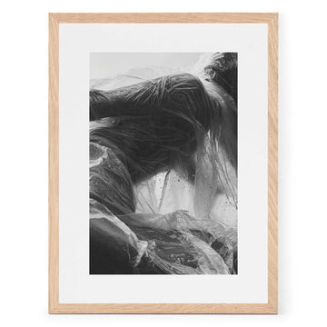 Alium（アリウム）は、デンマーク・コペンハーゲン発のアートとインテリアの融合を目指すポスターブランドかつギャラリーです。2010年代半ばにThe Poster Club創業者トーマスニッセン氏らによって設立され、歴史あるフレデリクスベルク市庁舎横の建物を拠点に、限定アート作品とオブジェを展示・販売しています。カラーや構図にこだわったポスターは、北欧的なスローライフや自然美を背景としつつ、無機質でミニマルな空間にも調和します。クラフトマンシップとデザイン性を重視し、アーティストとの協働によるオリジナリティ溢れる作品を通じて、「暮らしを美と創造性で豊かにする」姿勢を訴求しています。ギャラリーでは巡回展やアートイベントを定期開催し、既成のインテリア領域に留まらない文化的な体験の場を提供。ポスターという商材を媒介にしながらも、生活空間とアート空間の垣根を解き、個々の感性に触発を与えることをミッションとしています。