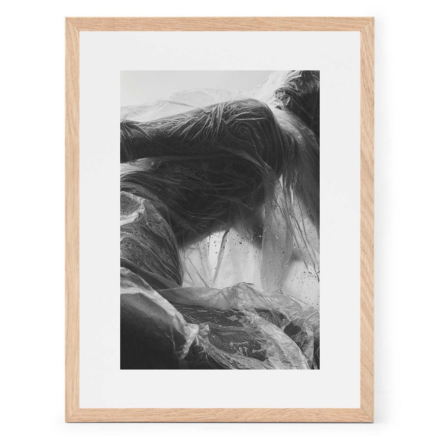 Alium（アリウム）は、デンマーク・コペンハーゲン発のアートとインテリアの融合を目指すポスターブランドかつギャラリーです。2010年代半ばにThe Poster Club創業者トーマスニッセン氏らによって設立され、歴史あるフレデリクスベルク市庁舎横の建物を拠点に、限定アート作品とオブジェを展示・販売しています。カラーや構図にこだわったポスターは、北欧的なスローライフや自然美を背景としつつ、無機質でミニマルな空間にも調和します。クラフトマンシップとデザイン性を重視し、アーティストとの協働によるオリジナリティ溢れる作品を通じて、「暮らしを美と創造性で豊かにする」姿勢を訴求しています。ギャラリーでは巡回展やアートイベントを定期開催し、既成のインテリア領域に留まらない文化的な体験の場を提供。ポスターという商材を媒介にしながらも、生活空間とアート空間の垣根を解き、個々の感性に触発を与えることをミッションとしています。