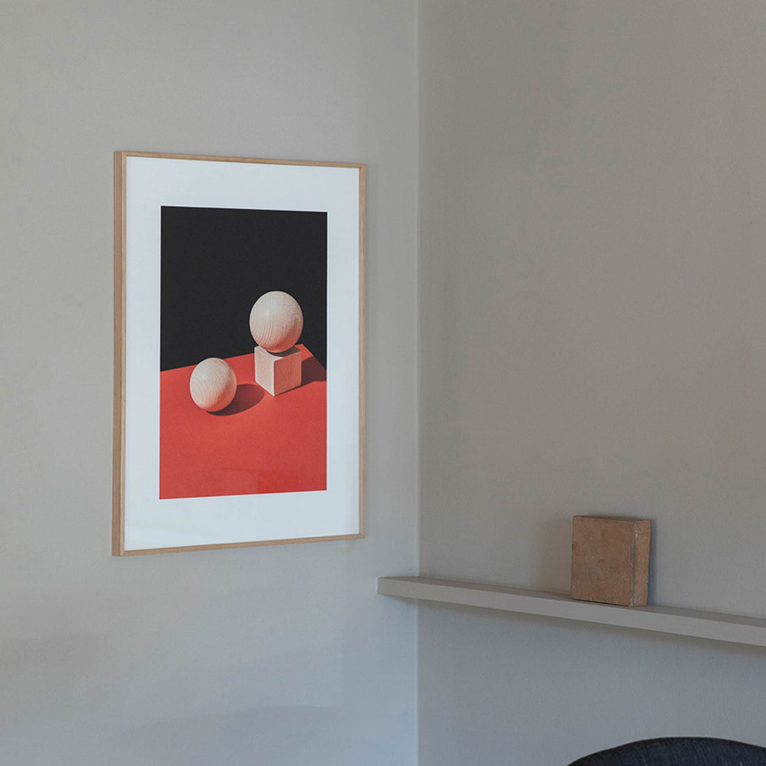 Alium（アリウム）は、デンマーク・コペンハーゲン発のアートとインテリアの融合を目指すポスターブランドかつギャラリーです。2010年代半ばにThe Poster Club創業者トーマスニッセン氏らによって設立され、歴史あるフレデリクスベルク市庁舎横の建物を拠点に、限定アート作品とオブジェを展示・販売しています。カラーや構図にこだわったポスターは、北欧的なスローライフや自然美を背景としつつ、無機質でミニマルな空間にも調和します。クラフトマンシップとデザイン性を重視し、アーティストとの協働によるオリジナリティ溢れる作品を通じて、「暮らしを美と創造性で豊かにする」姿勢を訴求しています。ギャラリーでは巡回展やアートイベントを定期開催し、既成のインテリア領域に留まらない文化的な体験の場を提供。ポスターという商材を媒介にしながらも、生活空間とアート空間の垣根を解き、個々の感性に触発を与えることをミッションとしています。