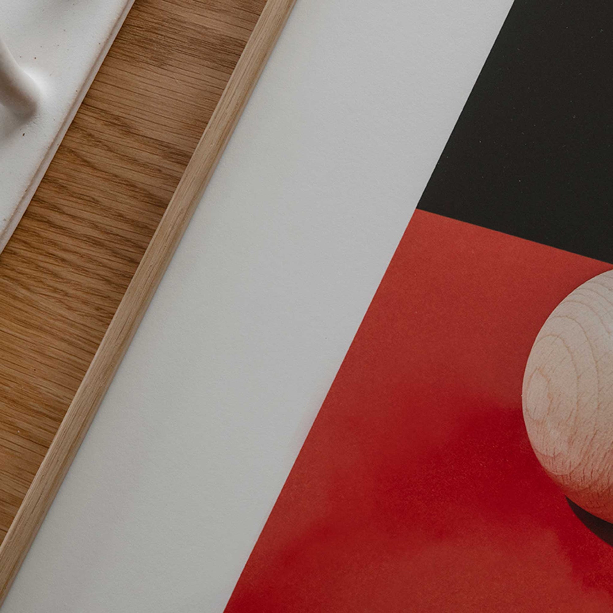 Alium（アリウム）は、デンマーク・コペンハーゲン発のアートとインテリアの融合を目指すポスターブランドかつギャラリーです。2010年代半ばにThe Poster Club創業者トーマスニッセン氏らによって設立され、歴史あるフレデリクスベルク市庁舎横の建物を拠点に、限定アート作品とオブジェを展示・販売しています。カラーや構図にこだわったポスターは、北欧的なスローライフや自然美を背景としつつ、無機質でミニマルな空間にも調和します。クラフトマンシップとデザイン性を重視し、アーティストとの協働によるオリジナリティ溢れる作品を通じて、「暮らしを美と創造性で豊かにする」姿勢を訴求しています。ギャラリーでは巡回展やアートイベントを定期開催し、既成のインテリア領域に留まらない文化的な体験の場を提供。ポスターという商材を媒介にしながらも、生活空間とアート空間の垣根を解き、個々の感性に触発を与えることをミッションとしています。