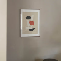 Alium（アリウム）は、デンマーク・コペンハーゲン発のアートとインテリアの融合を目指すポスターブランドかつギャラリーです。2010年代半ばにThe Poster Club創業者トーマスニッセン氏らによって設立され、歴史あるフレデリクスベルク市庁舎横の建物を拠点に、限定アート作品とオブジェを展示・販売しています。カラーや構図にこだわったポスターは、北欧的なスローライフや自然美を背景としつつ、無機質でミニマルな空間にも調和します。クラフトマンシップとデザイン性を重視し、アーティストとの協働によるオリジナリティ溢れる作品を通じて、「暮らしを美と創造性で豊かにする」姿勢を訴求しています。ギャラリーでは巡回展やアートイベントを定期開催し、既成のインテリア領域に留まらない文化的な体験の場を提供。ポスターという商材を媒介にしながらも、生活空間とアート空間の垣根を解き、個々の感性に触発を与えることをミッションとしています。