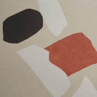 Alium（アリウム）は、デンマーク・コペンハーゲン発のアートとインテリアの融合を目指すポスターブランドかつギャラリーです。2010年代半ばにThe Poster Club創業者トーマスニッセン氏らによって設立され、歴史あるフレデリクスベルク市庁舎横の建物を拠点に、限定アート作品とオブジェを展示・販売しています。カラーや構図にこだわったポスターは、北欧的なスローライフや自然美を背景としつつ、無機質でミニマルな空間にも調和します。クラフトマンシップとデザイン性を重視し、アーティストとの協働によるオリジナリティ溢れる作品を通じて、「暮らしを美と創造性で豊かにする」姿勢を訴求しています。ギャラリーでは巡回展やアートイベントを定期開催し、既成のインテリア領域に留まらない文化的な体験の場を提供。ポスターという商材を媒介にしながらも、生活空間とアート空間の垣根を解き、個々の感性に触発を与えることをミッションとしています。