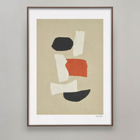 Alium（アリウム）は、デンマーク・コペンハーゲン発のアートとインテリアの融合を目指すポスターブランドかつギャラリーです。2010年代半ばにThe Poster Club創業者トーマスニッセン氏らによって設立され、歴史あるフレデリクスベルク市庁舎横の建物を拠点に、限定アート作品とオブジェを展示・販売しています。カラーや構図にこだわったポスターは、北欧的なスローライフや自然美を背景としつつ、無機質でミニマルな空間にも調和します。クラフトマンシップとデザイン性を重視し、アーティストとの協働によるオリジナリティ溢れる作品を通じて、「暮らしを美と創造性で豊かにする」姿勢を訴求しています。ギャラリーでは巡回展やアートイベントを定期開催し、既成のインテリア領域に留まらない文化的な体験の場を提供。ポスターという商材を媒介にしながらも、生活空間とアート空間の垣根を解き、個々の感性に触発を与えることをミッションとしています。