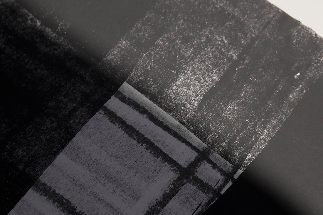 Alium（アリウム）は、デンマーク・コペンハーゲン発のアートとインテリアの融合を目指すポスターブランドかつギャラリーです。2010年代半ばにThe Poster Club創業者トーマスニッセン氏らによって設立され、歴史あるフレデリクスベルク市庁舎横の建物を拠点に、限定アート作品とオブジェを展示・販売しています。カラーや構図にこだわったポスターは、北欧的なスローライフや自然美を背景としつつ、無機質でミニマルな空間にも調和します。クラフトマンシップとデザイン性を重視し、アーティストとの協働によるオリジナリティ溢れる作品を通じて、「暮らしを美と創造性で豊かにする」姿勢を訴求しています。ギャラリーでは巡回展やアートイベントを定期開催し、既成のインテリア領域に留まらない文化的な体験の場を提供。ポスターという商材を媒介にしながらも、生活空間とアート空間の垣根を解き、個々の感性に触発を与えることをミッションとしています。