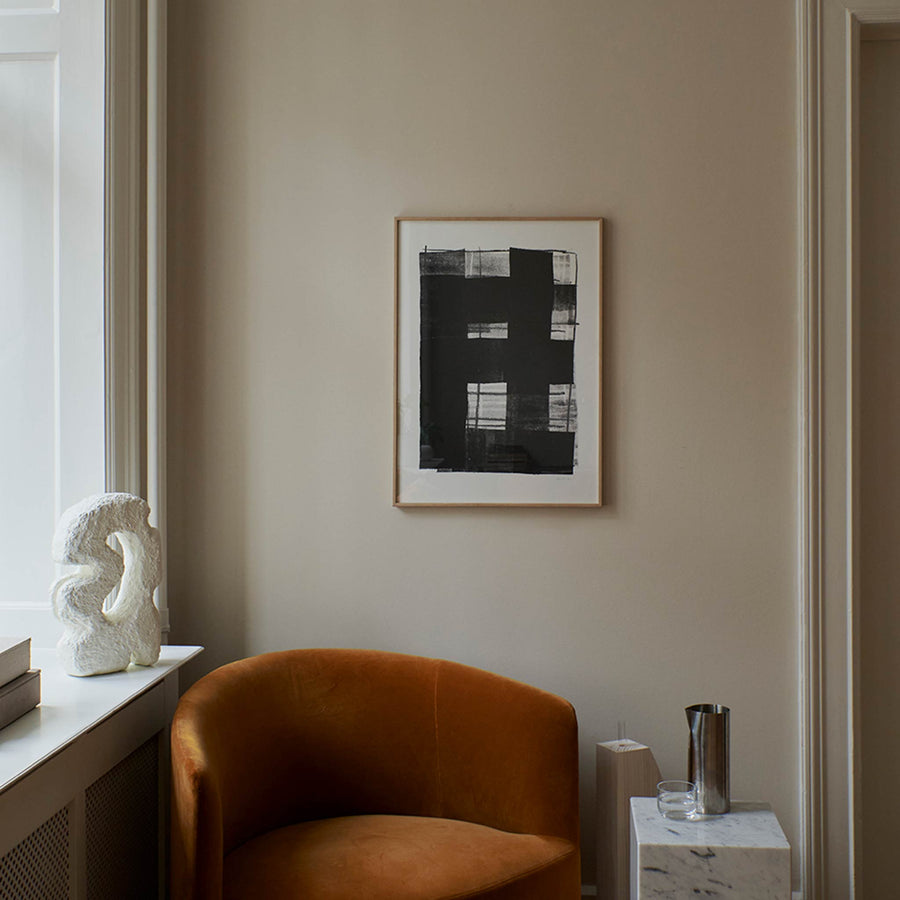 Alium（アリウム）は、デンマーク・コペンハーゲン発のアートとインテリアの融合を目指すポスターブランドかつギャラリーです。2010年代半ばにThe Poster Club創業者トーマスニッセン氏らによって設立され、歴史あるフレデリクスベルク市庁舎横の建物を拠点に、限定アート作品とオブジェを展示・販売しています。カラーや構図にこだわったポスターは、北欧的なスローライフや自然美を背景としつつ、無機質でミニマルな空間にも調和します。クラフトマンシップとデザイン性を重視し、アーティストとの協働によるオリジナリティ溢れる作品を通じて、「暮らしを美と創造性で豊かにする」姿勢を訴求しています。ギャラリーでは巡回展やアートイベントを定期開催し、既成のインテリア領域に留まらない文化的な体験の場を提供。ポスターという商材を媒介にしながらも、生活空間とアート空間の垣根を解き、個々の感性に触発を与えることをミッションとしています。