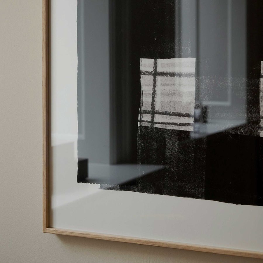 Alium（アリウム）は、デンマーク・コペンハーゲン発のアートとインテリアの融合を目指すポスターブランドかつギャラリーです。2010年代半ばにThe Poster Club創業者トーマスニッセン氏らによって設立され、歴史あるフレデリクスベルク市庁舎横の建物を拠点に、限定アート作品とオブジェを展示・販売しています。カラーや構図にこだわったポスターは、北欧的なスローライフや自然美を背景としつつ、無機質でミニマルな空間にも調和します。クラフトマンシップとデザイン性を重視し、アーティストとの協働によるオリジナリティ溢れる作品を通じて、「暮らしを美と創造性で豊かにする」姿勢を訴求しています。ギャラリーでは巡回展やアートイベントを定期開催し、既成のインテリア領域に留まらない文化的な体験の場を提供。ポスターという商材を媒介にしながらも、生活空間とアート空間の垣根を解き、個々の感性に触発を与えることをミッションとしています。